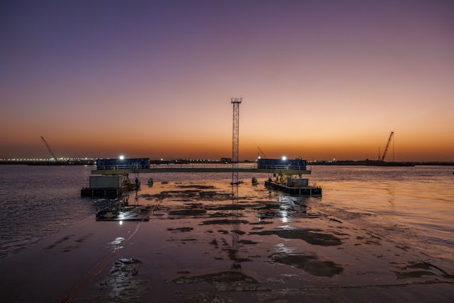 Een tunnelelement zakt door de waterlijn tijdens het afzinken op de Khor al Zubair-rivier in Irak. Foto: Ballast Nedam