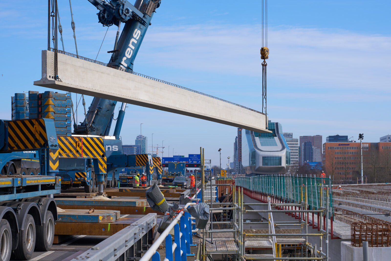 Plaatsen van liggers voor brug 9 over de Schinkel. Foto: Zuidasdok / Marcel Steinbach