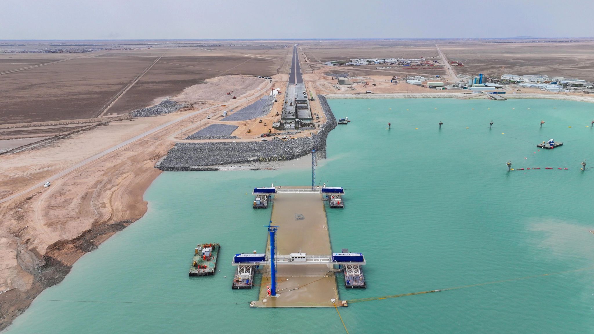 In de Khor al Zubair rivier in Zuid Irak zonk Ballast Nedam vorig jaar tien tunnelelementen af. Foto: Ballast Nedam. 