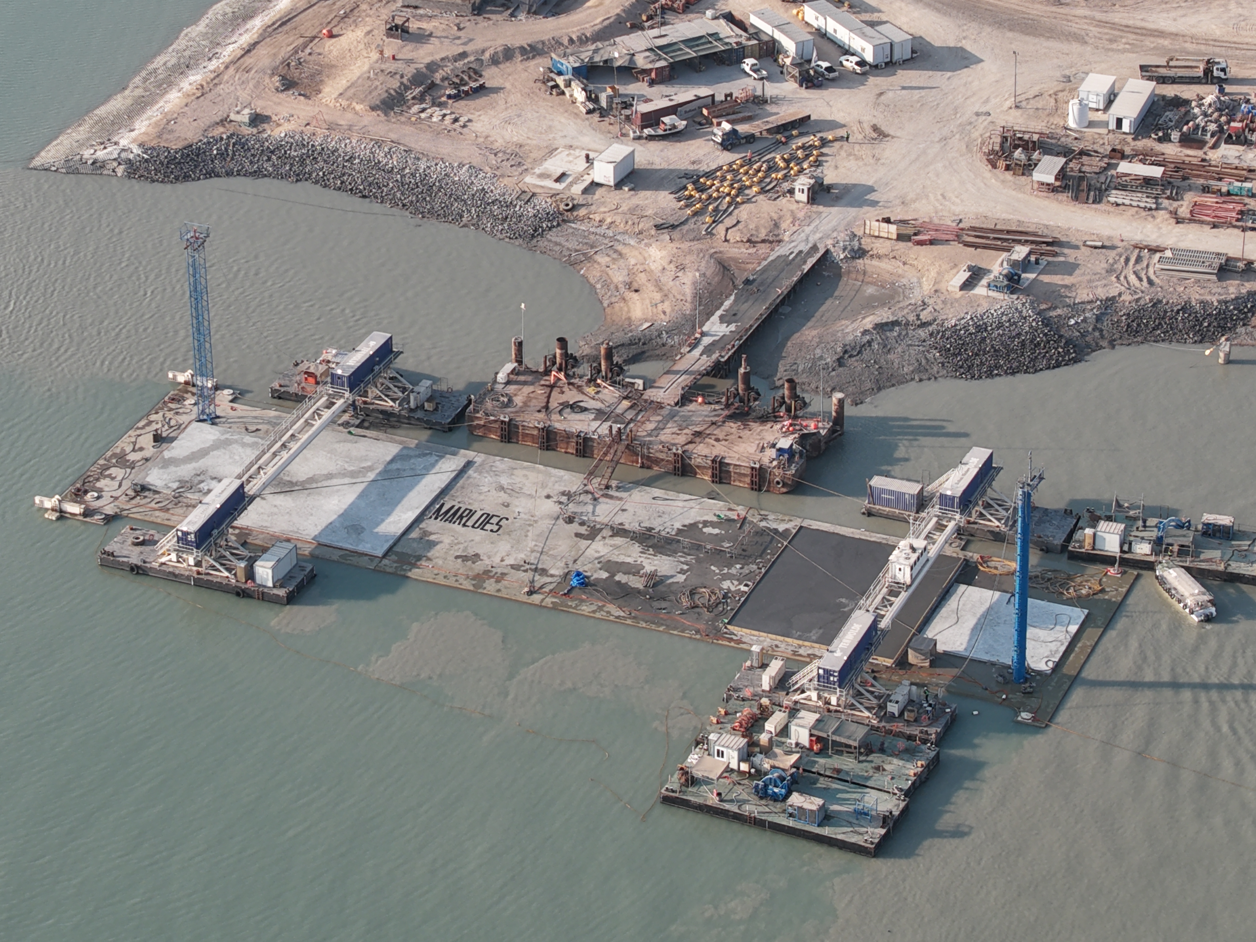 Element 'Marloes' wordt uitgelierd om te worden afgezonken in de Khor al Zubair rivier. Foto: Ballast-Nedam