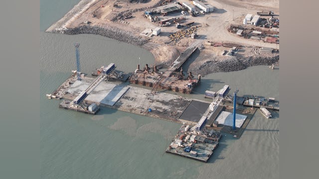Element 'Marloes' wordt uitgelierd om te worden afgezonken in de Khor al Zubair rivier. Foto: Ballast-Nedam