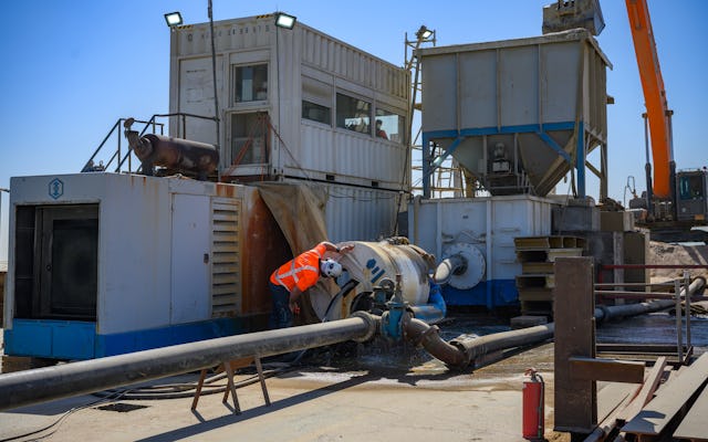 De installatie voor het onderstromen van de tunnel-elementen. Foto: Ballast Nedam / Paul Bakker.