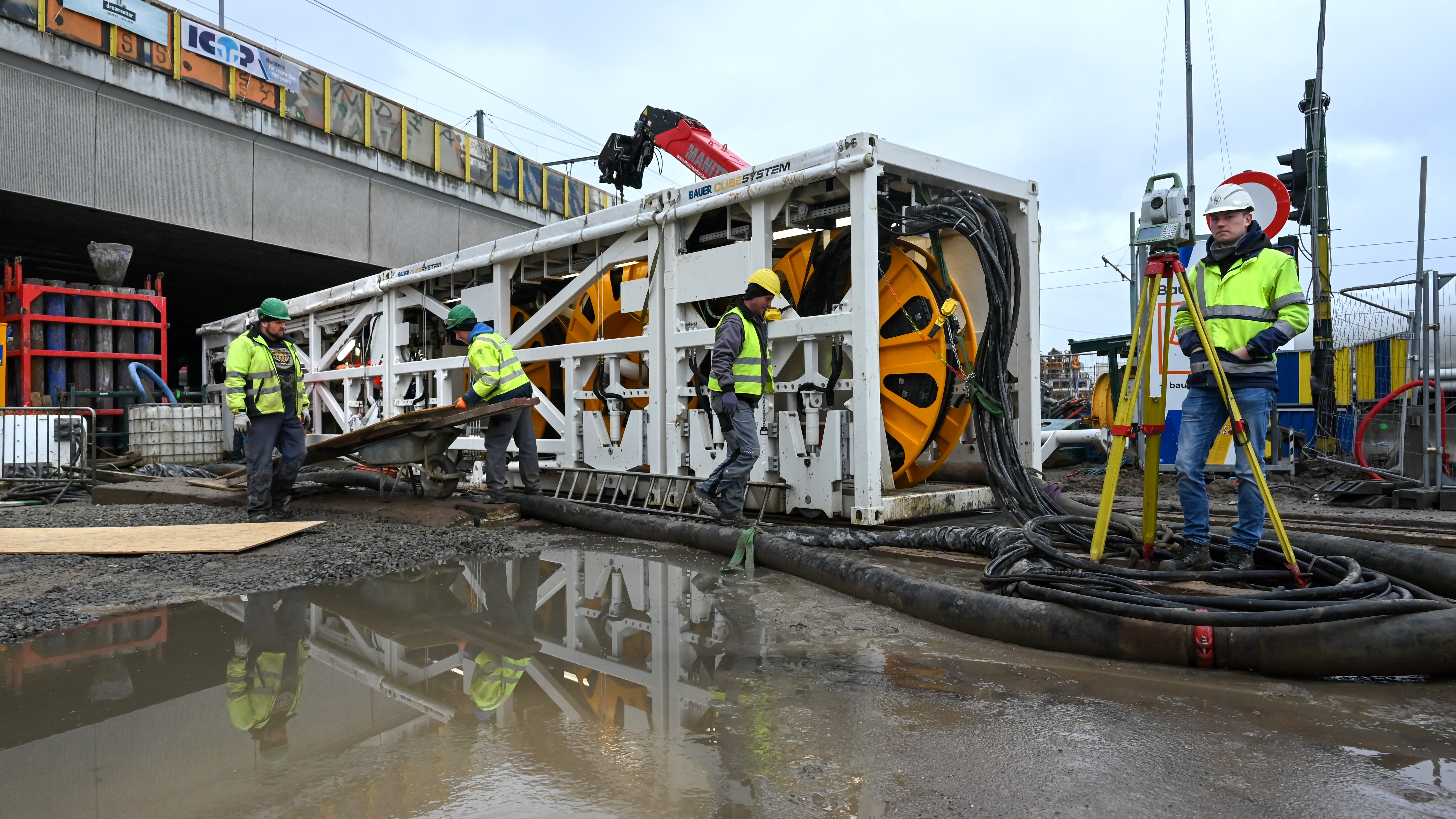 De Cube krijgt drie jaar na voltooiing eindelijk zijn vuurdoop. Per dag kan de machine een 30 meter diepe en 2,40 meter brede sleuf uitgraven. 
Foto Ries van Wendel de Joode