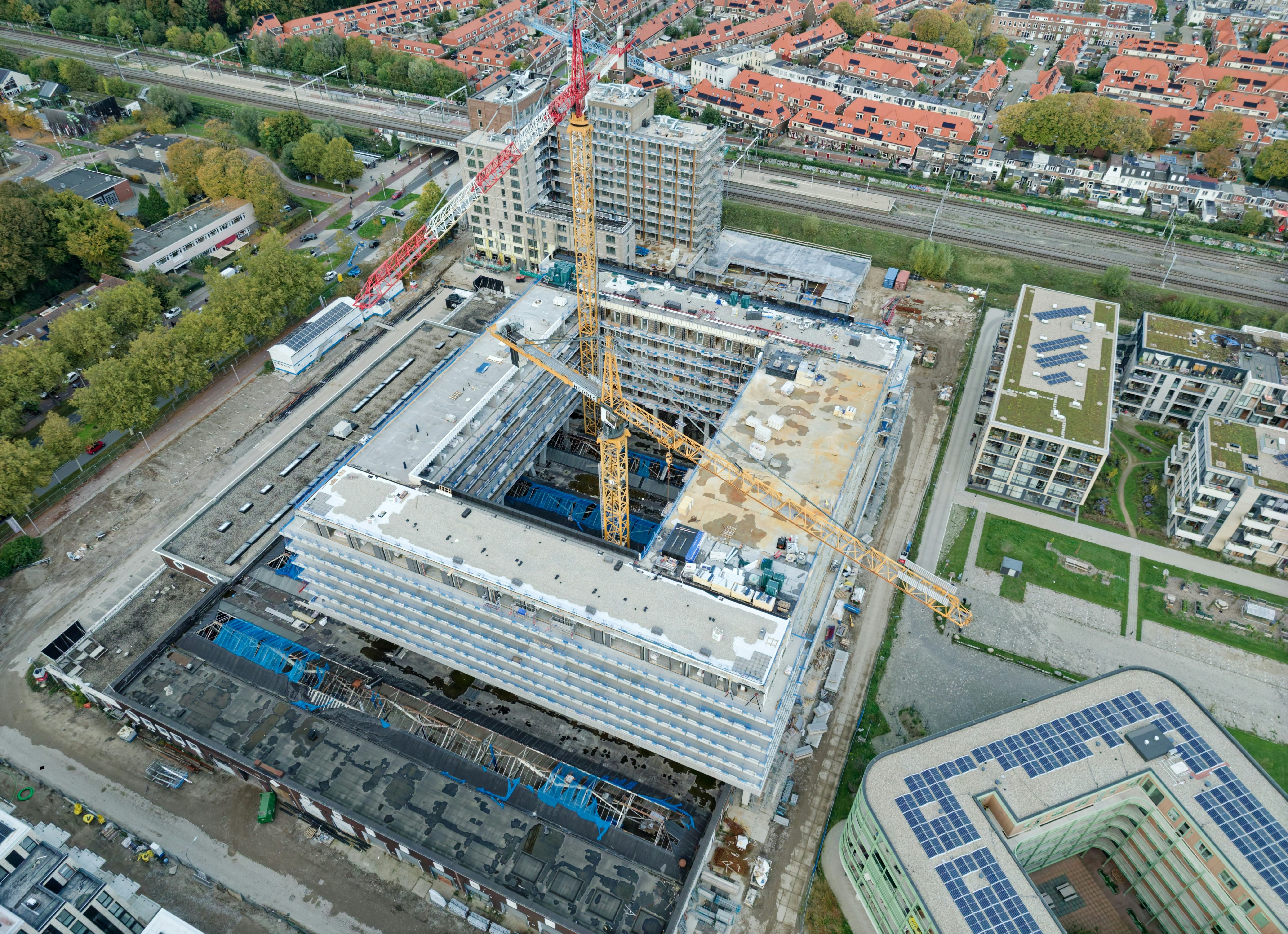 Ongeveer de helft van de aannemers ondervond belemmeringen bij de productie, stelt het EIB. Vooral weersomstandigheden en een tekort aan personeel zaten de bedrijven dwars. Foto: Shutterstock