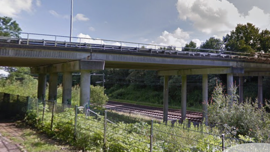 Het spoorwegviaduct over de N334 bij Tuk dat in 1959 met een mogelijk zwakker type voorspanstaal is gebouwd. Foto: Google