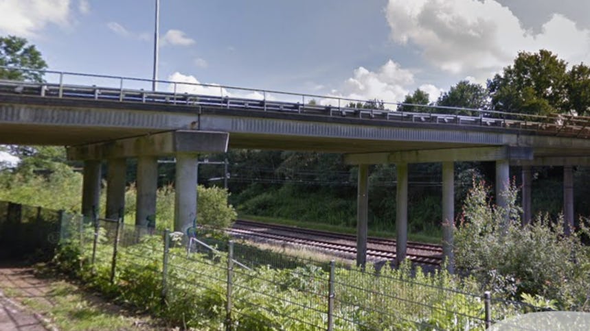 Het spoorwegviaduct over de N334 bij Tuk dat in 1959 met een mogelijk zwakker type voorspanstaal is gebouwd. Foto: Google