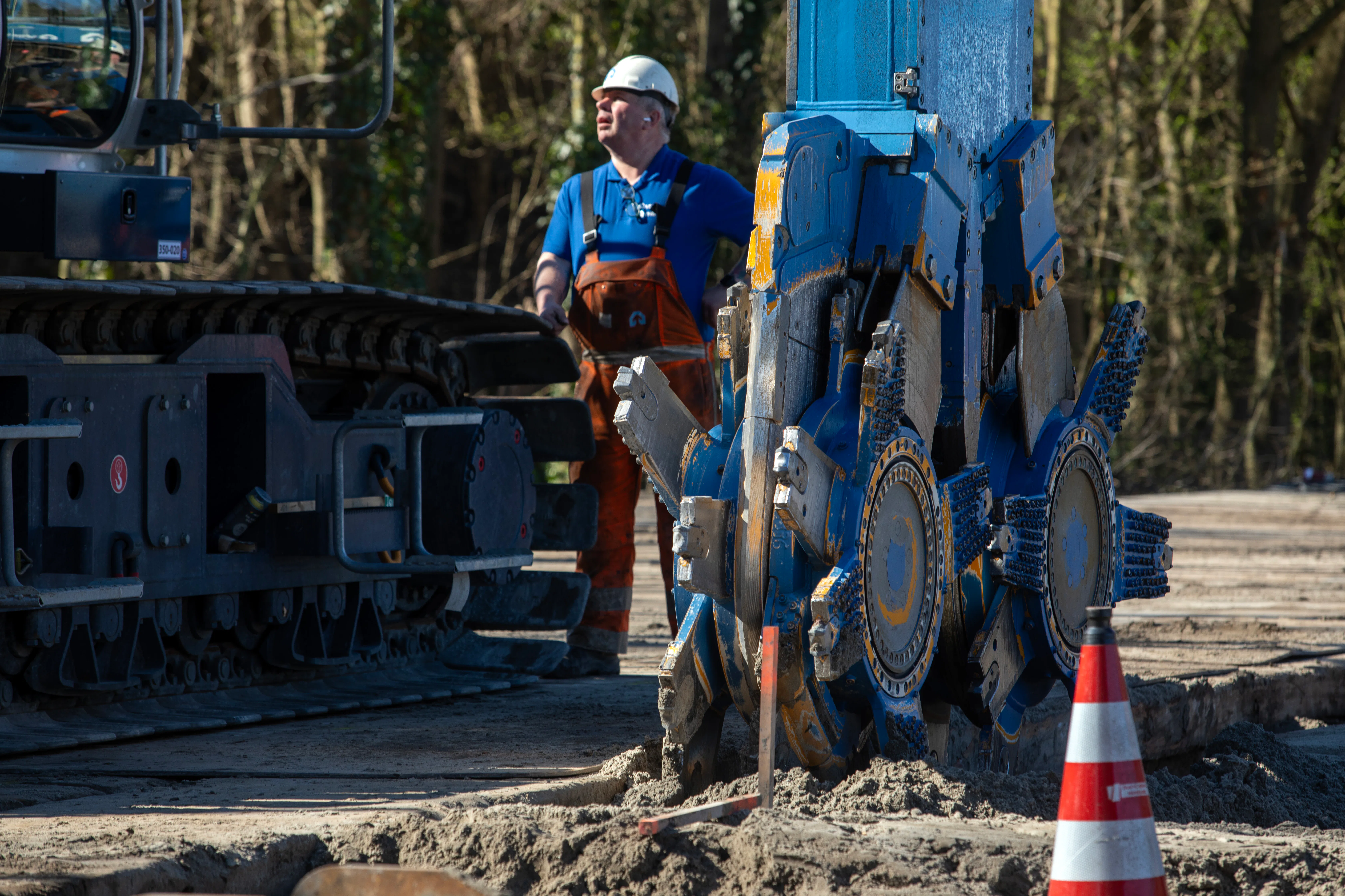 De grondfrees staat op het punt om zich een weg te banen naar een diepte van twintig meter onder NAP. Foto: Suzanne van de Kerk