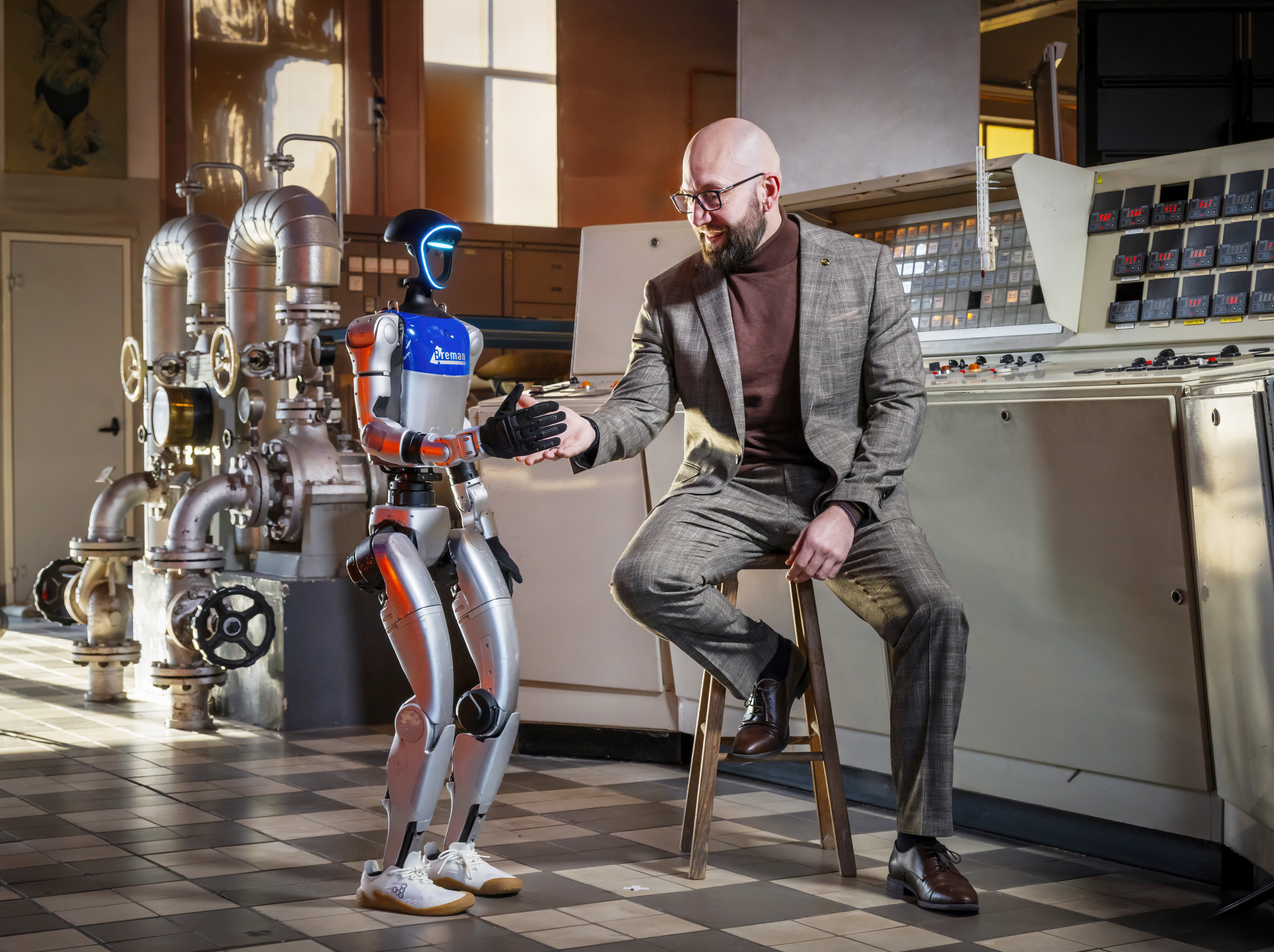 Patrick van Stokhem  met BOB in het robotlab van Breman. Foto: Ruben Schipper Fotografie