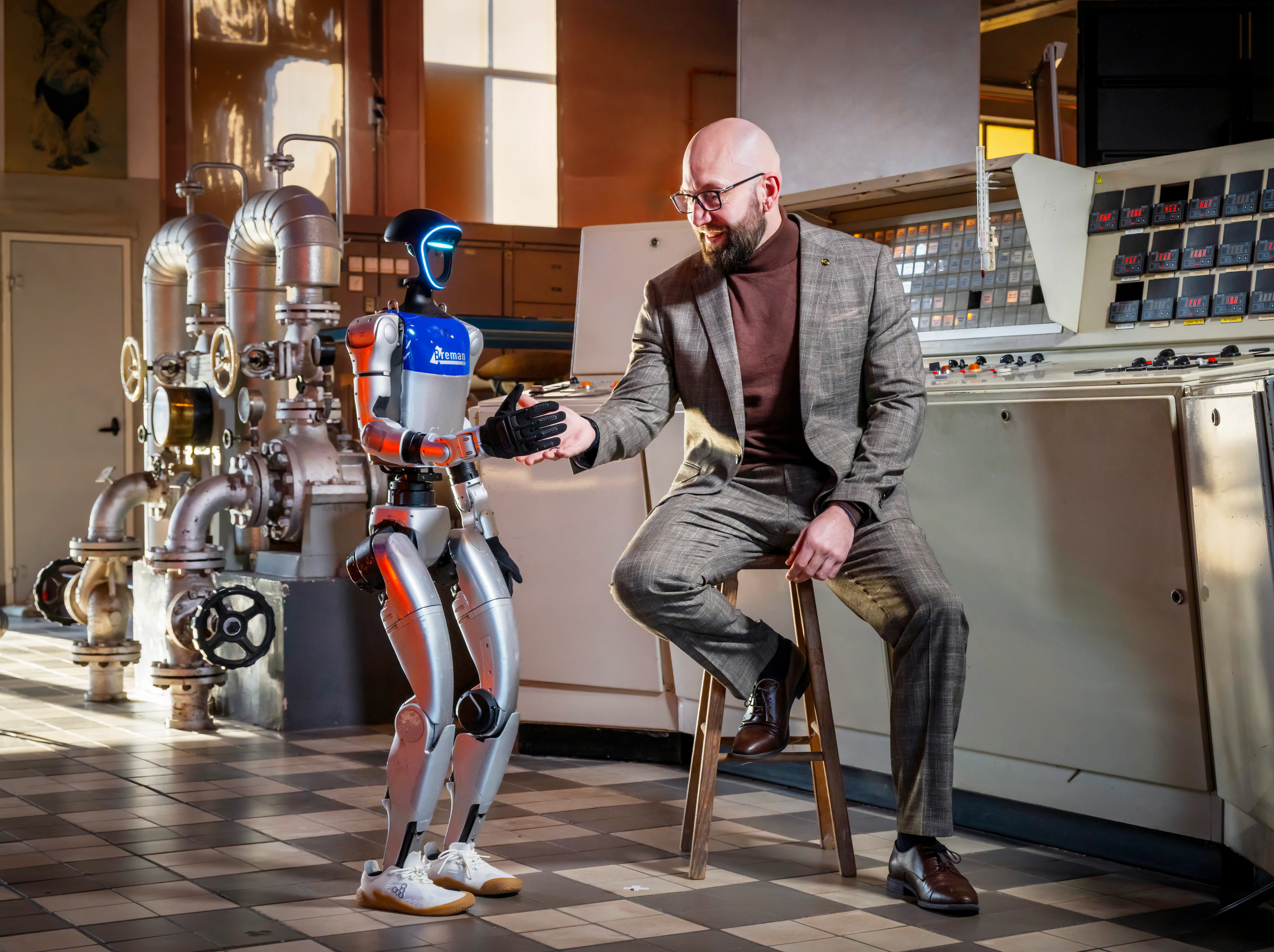 Patrick van Stokhem met BOB in het robotlab van Breman. Foto: Ruben Schipper Fotografie