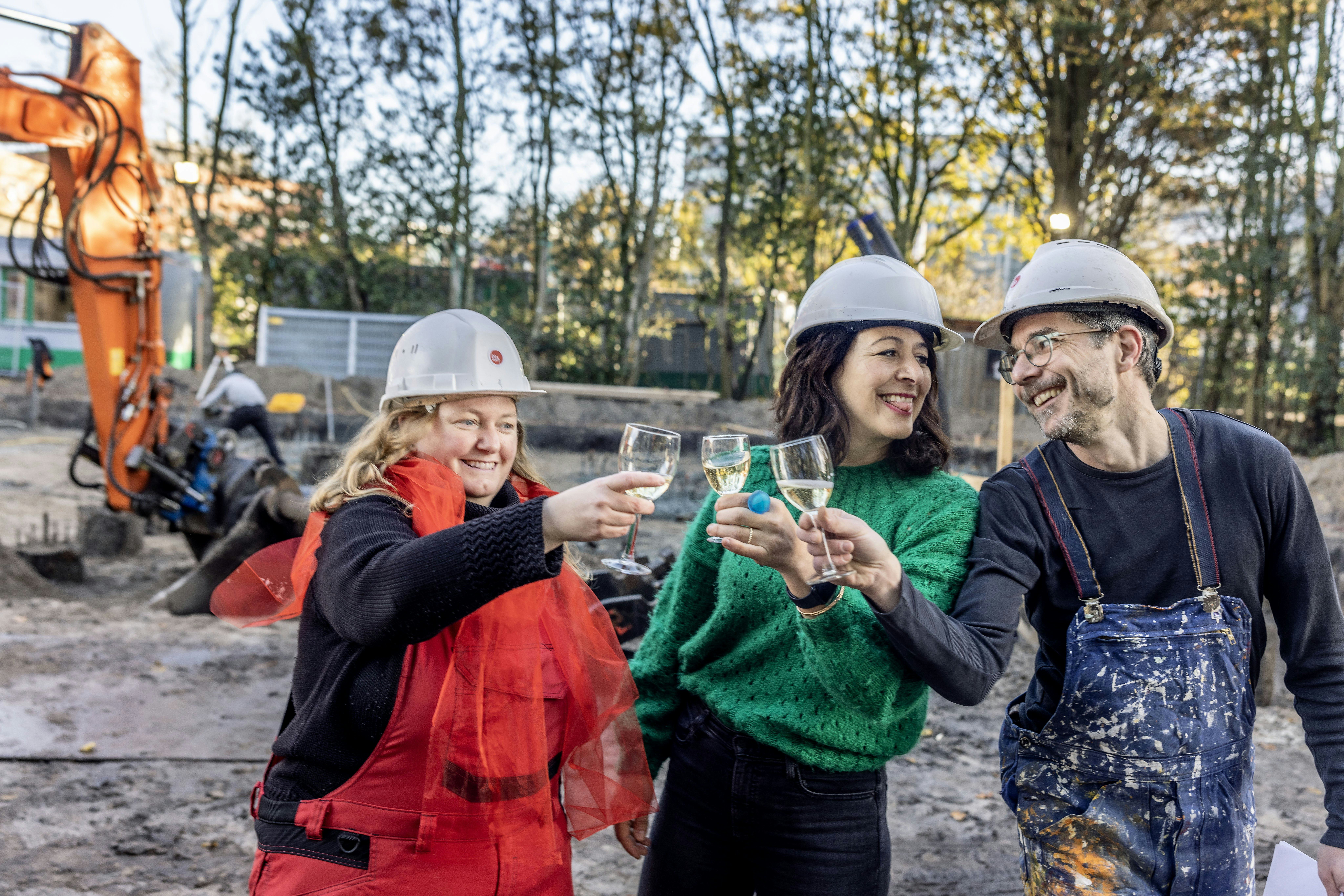 Start van de bouw van 'Het Nieuwe Bajesdorp' in 2022, met wethouder van cultuur Touria Meliani (midden). Foto: Jean-Pierre Jans/ANP/Hollandse Hoogte