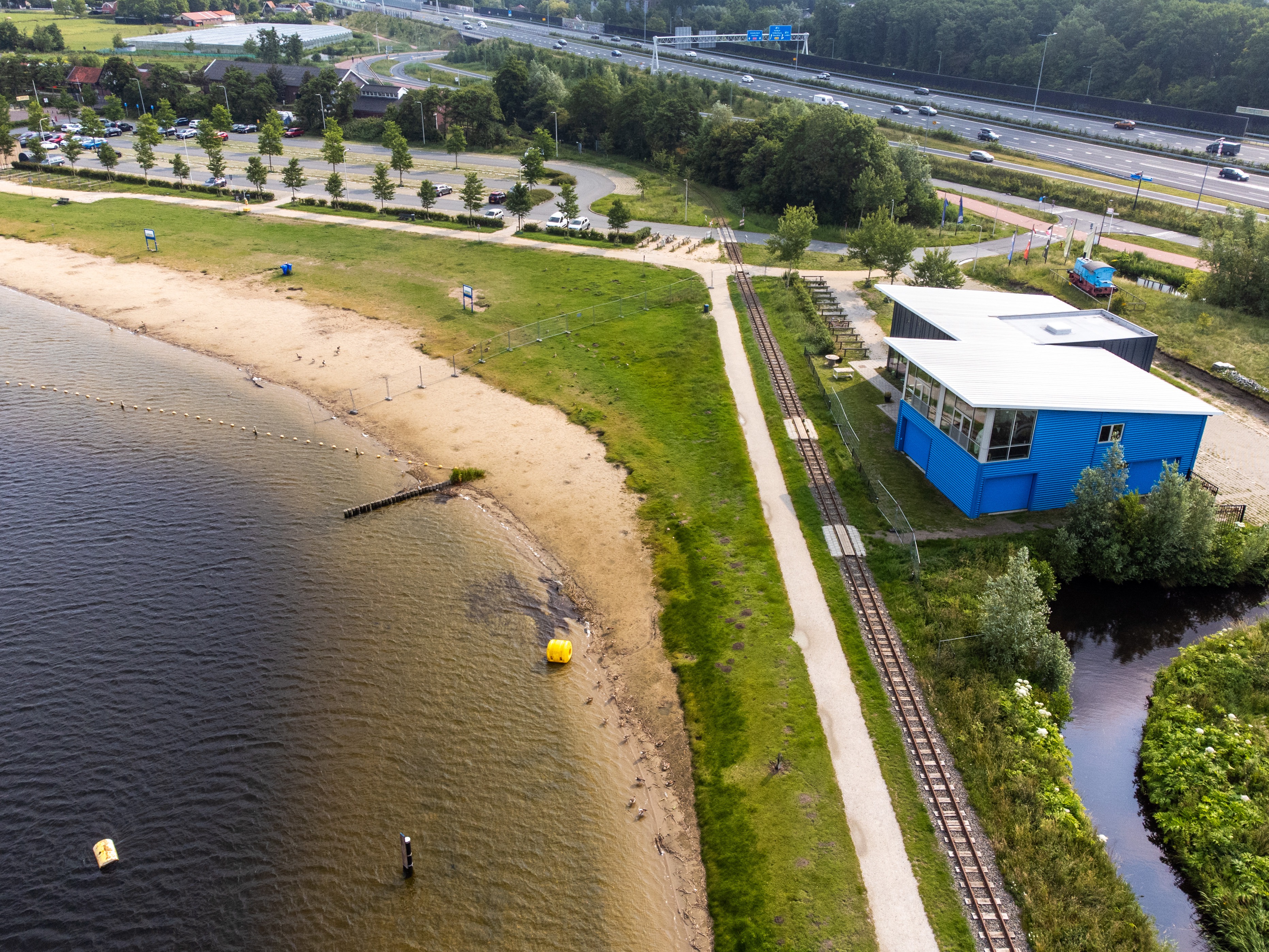 Surfschool Gearfreak langs het Valkenburgse Meer, waar sinds het instorten van een deel van de oever niet meer gesurfd mag worden. Foto: ANP/HH
