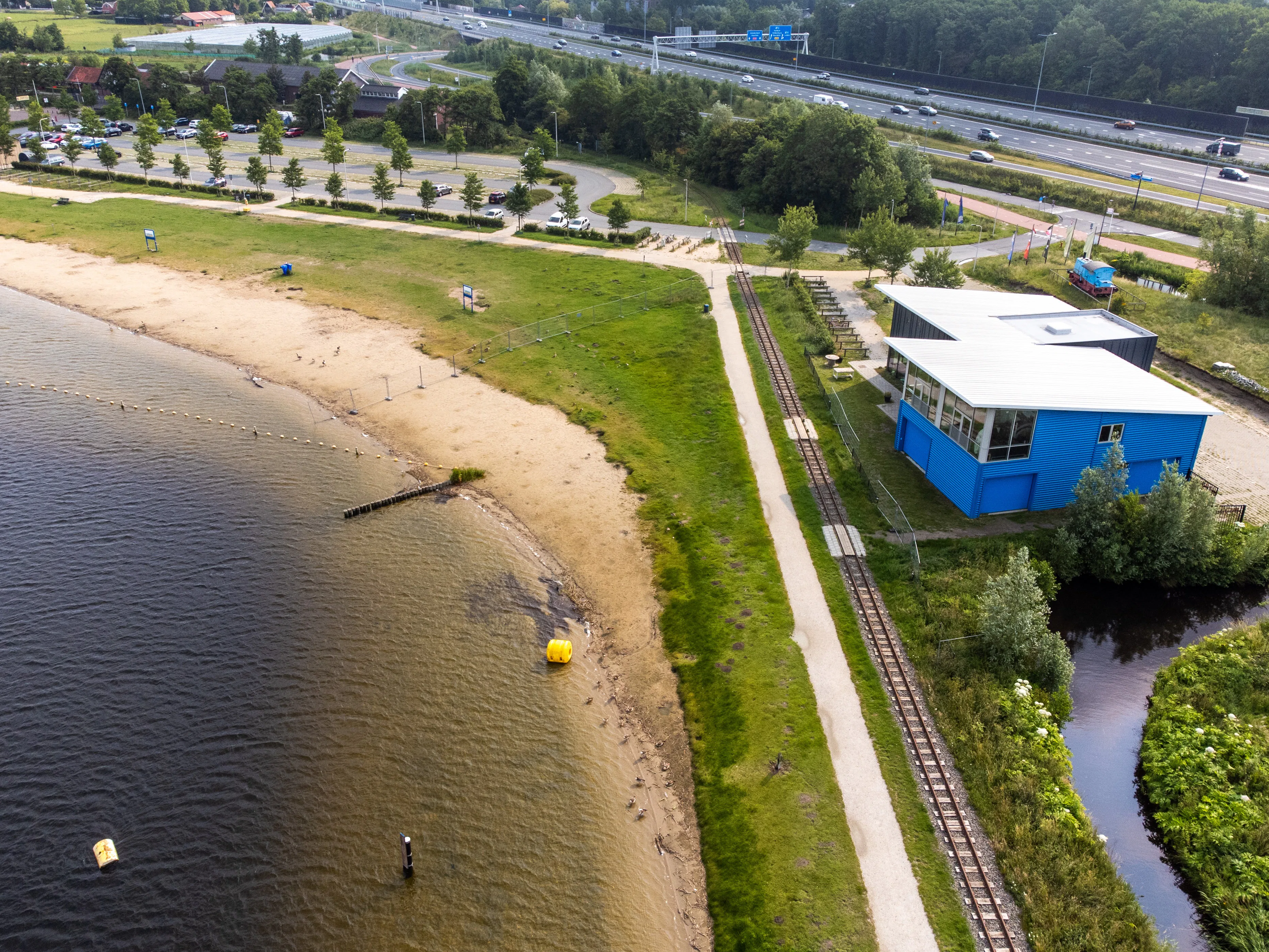 Surfschool Gearfreak langs het Valkenburgse Meer, waar sinds het instorten van een deel van de oever niet meer gesurfd mag worden. Foto: ANP/HH