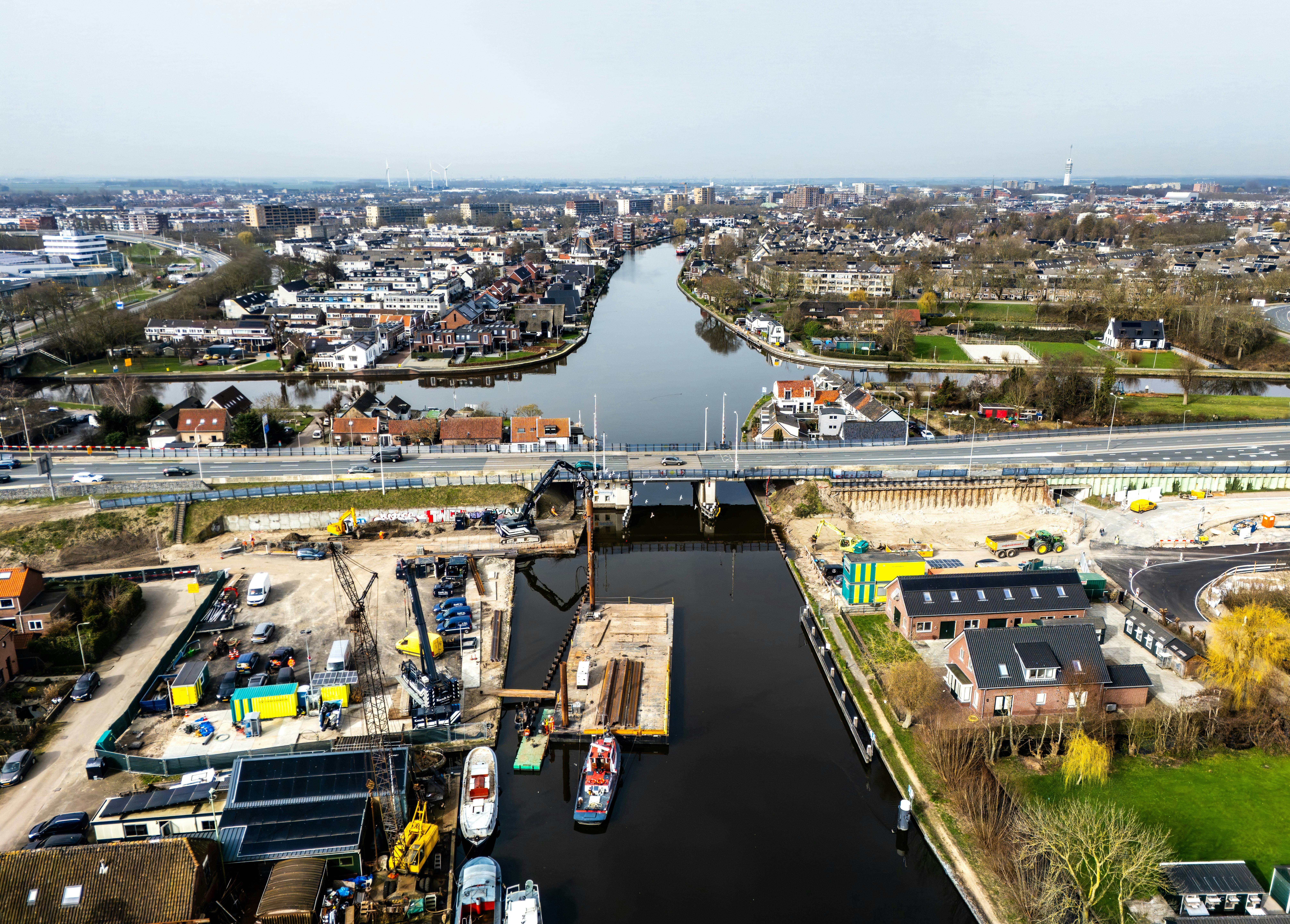 In Alphen aan den Rijn werkt Dura Vermeer aan de vervanging van de Steekterbrug Foto: John van der Tol / ANP