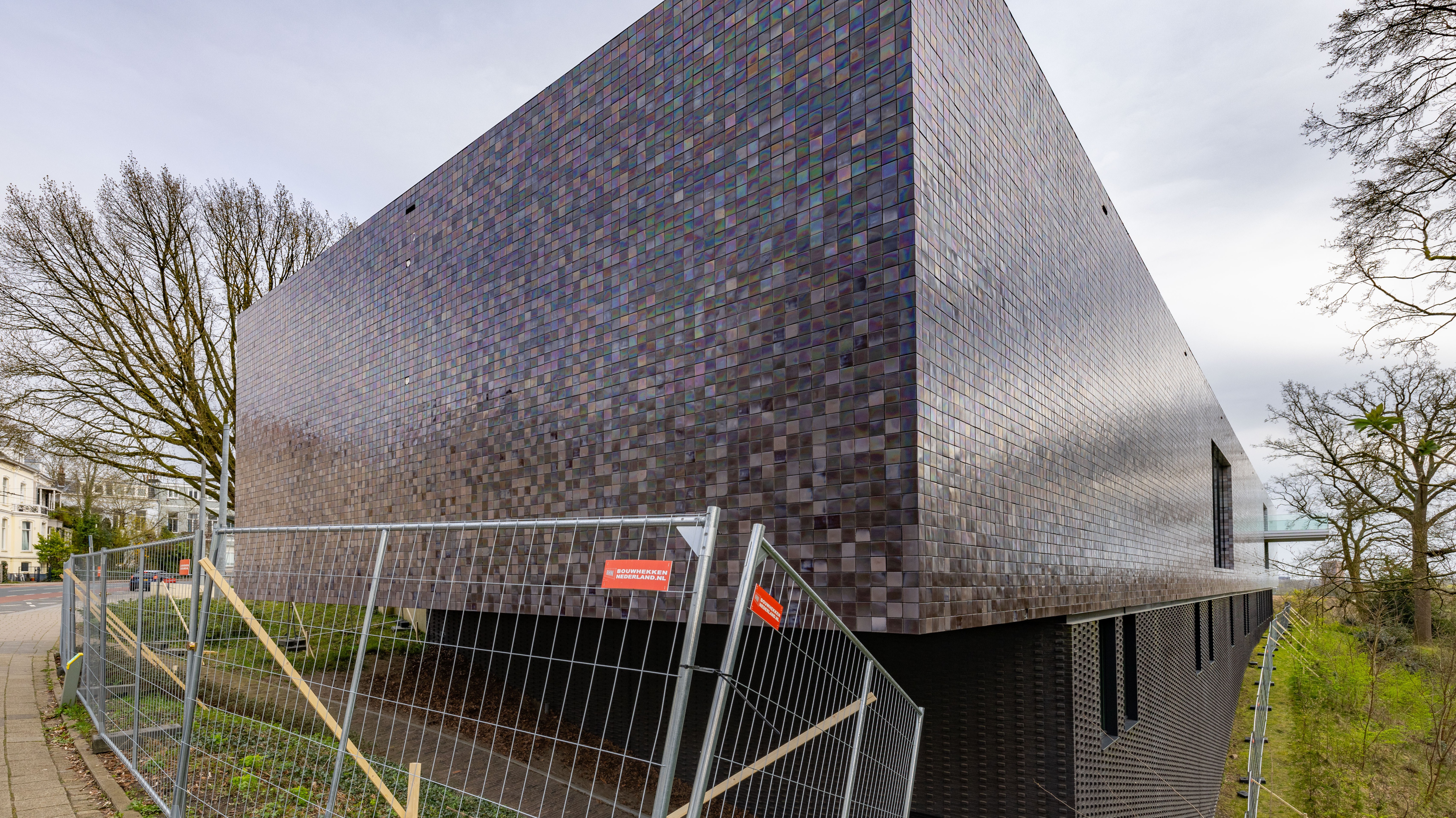 Museum voor moderne kunsten in Arnhem. Het gloednieuwe gebouw is met hekken omheind omdat de tegels naar beneden vallen.
Foto: APA Foto