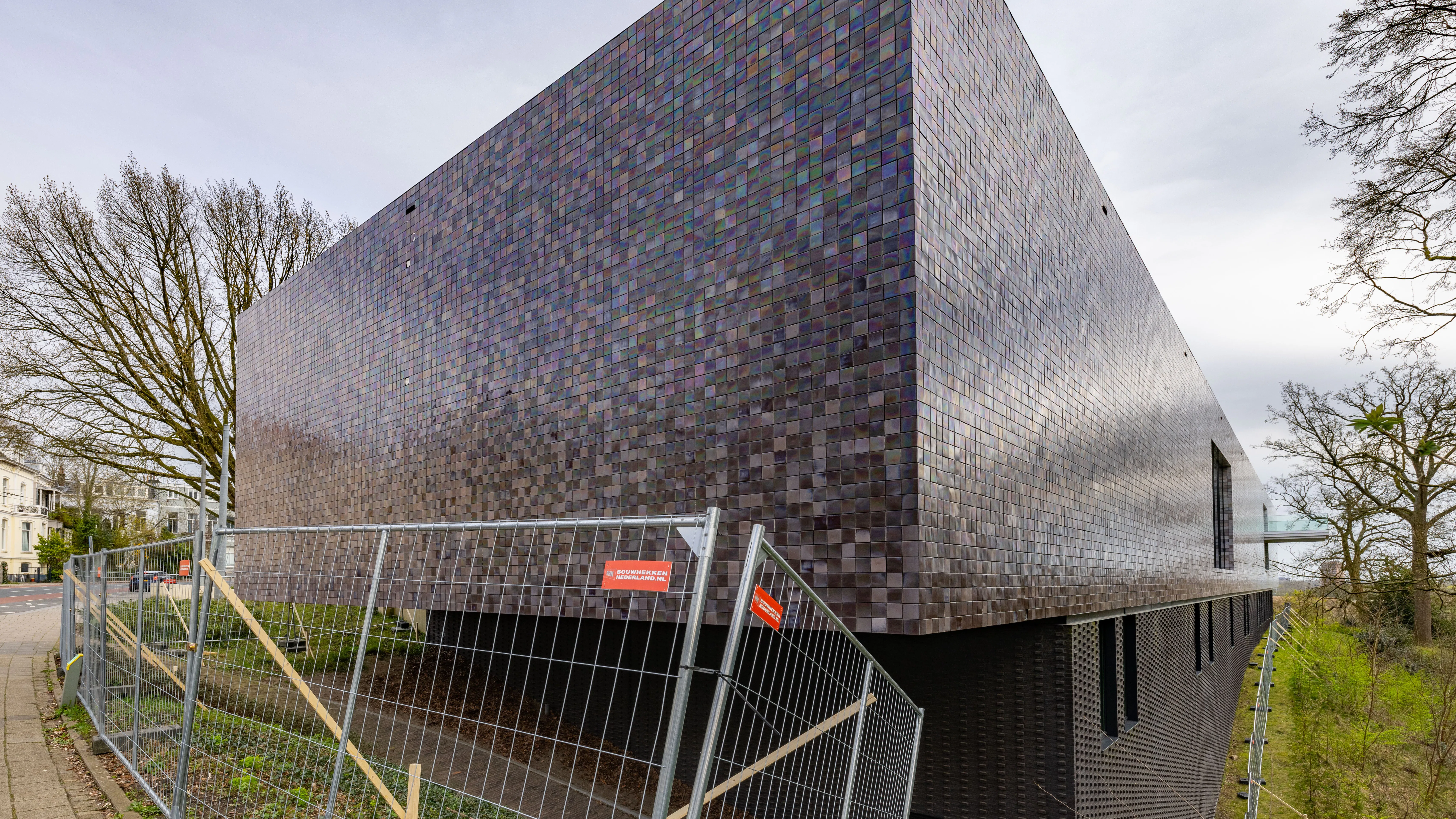 Museum voor moderne kunsten in Arnhem. Het gloednieuwe gebouw is met hekken omheind omdat de tegels naar beneden vallen.
Foto: APA Foto