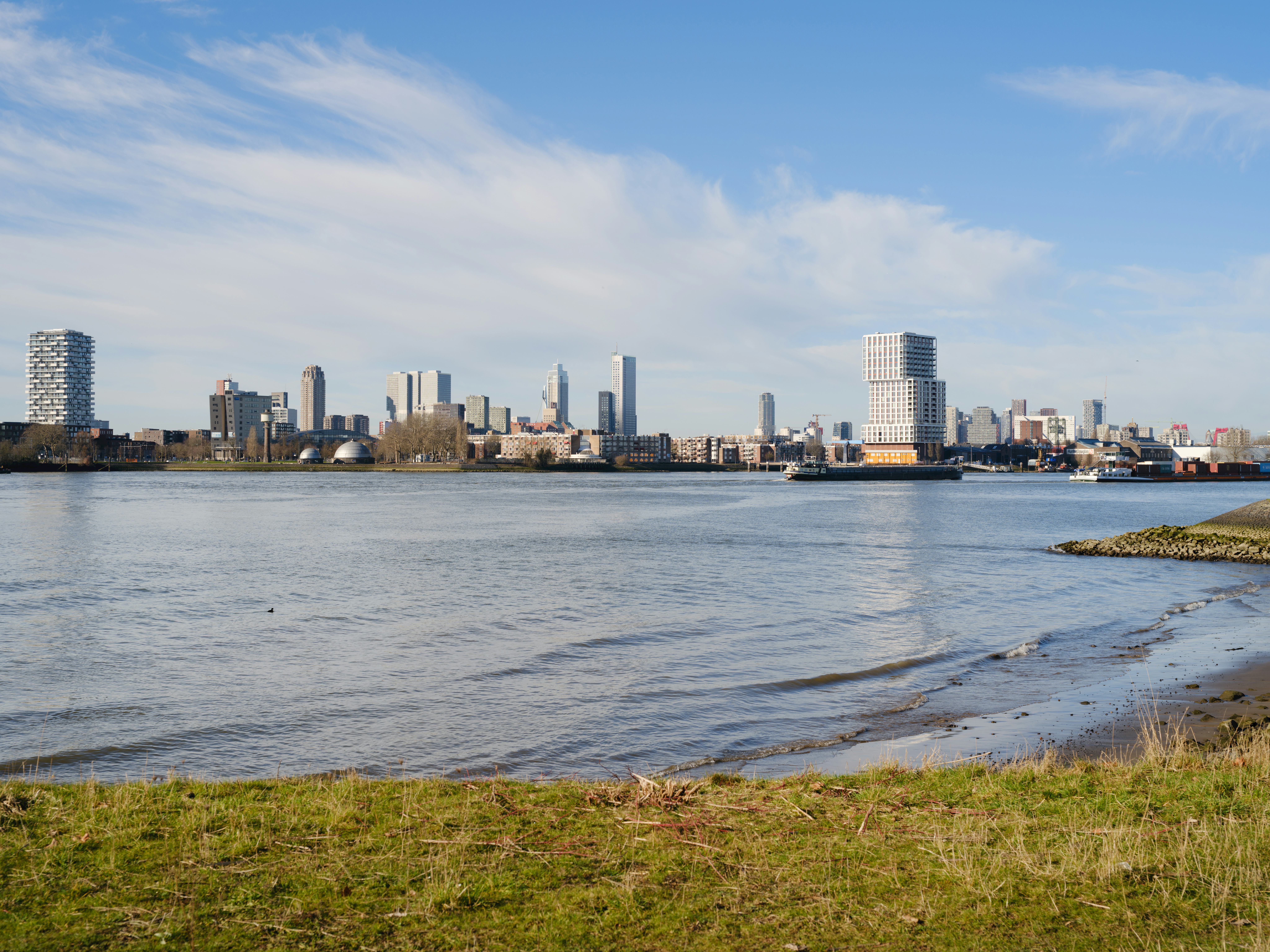 De nieuwe iconische brug moet een nieuwe verbinding worden tussen Rotterdam Zuid en Noord. Foto: Frank Hanswijk
