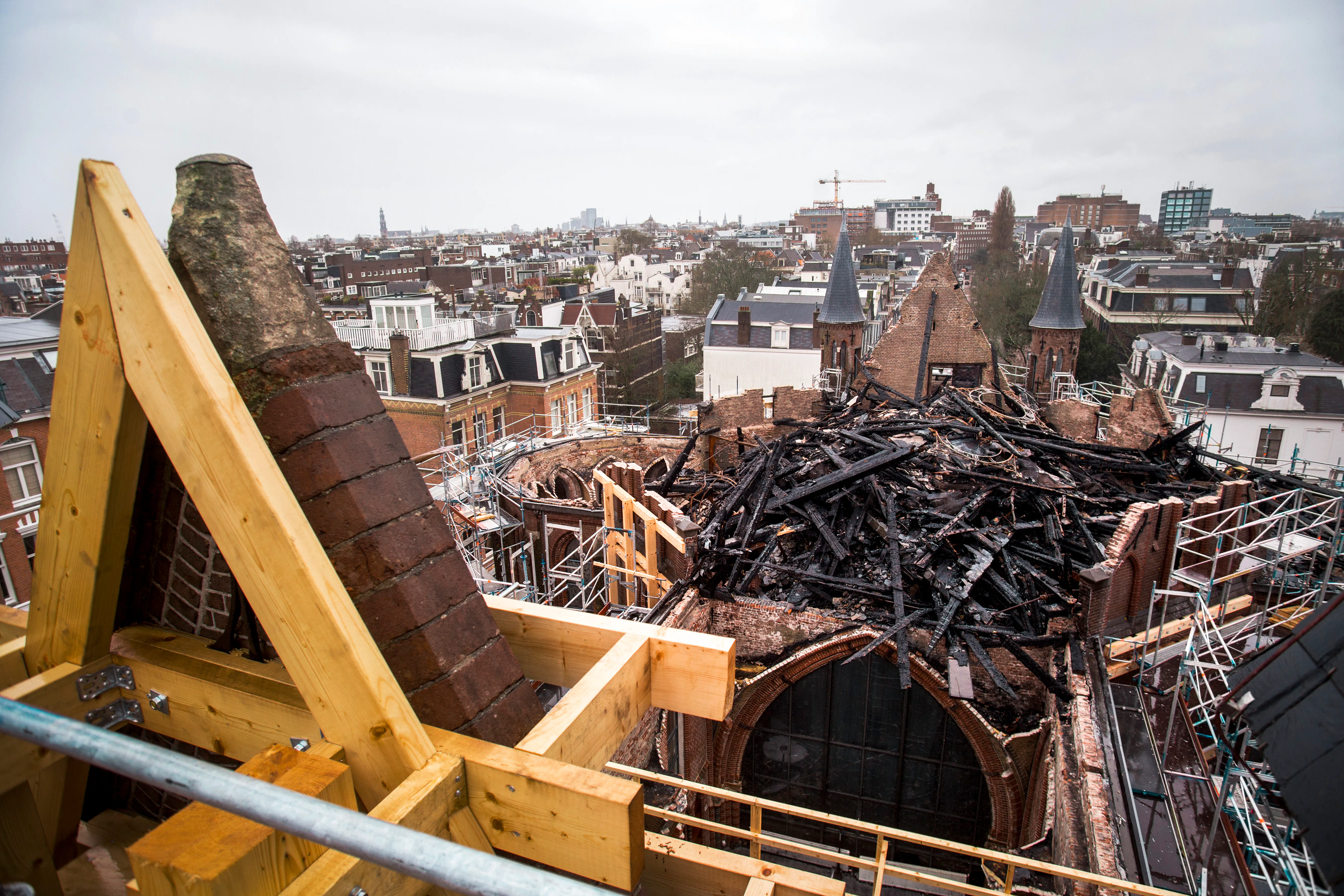 Het zicht op de viering vanaf de steiger bij de gestutte westgevel. De afgebrande resten van de toren liggen nog op de gewelven. Foto: Eran Oppenheimer