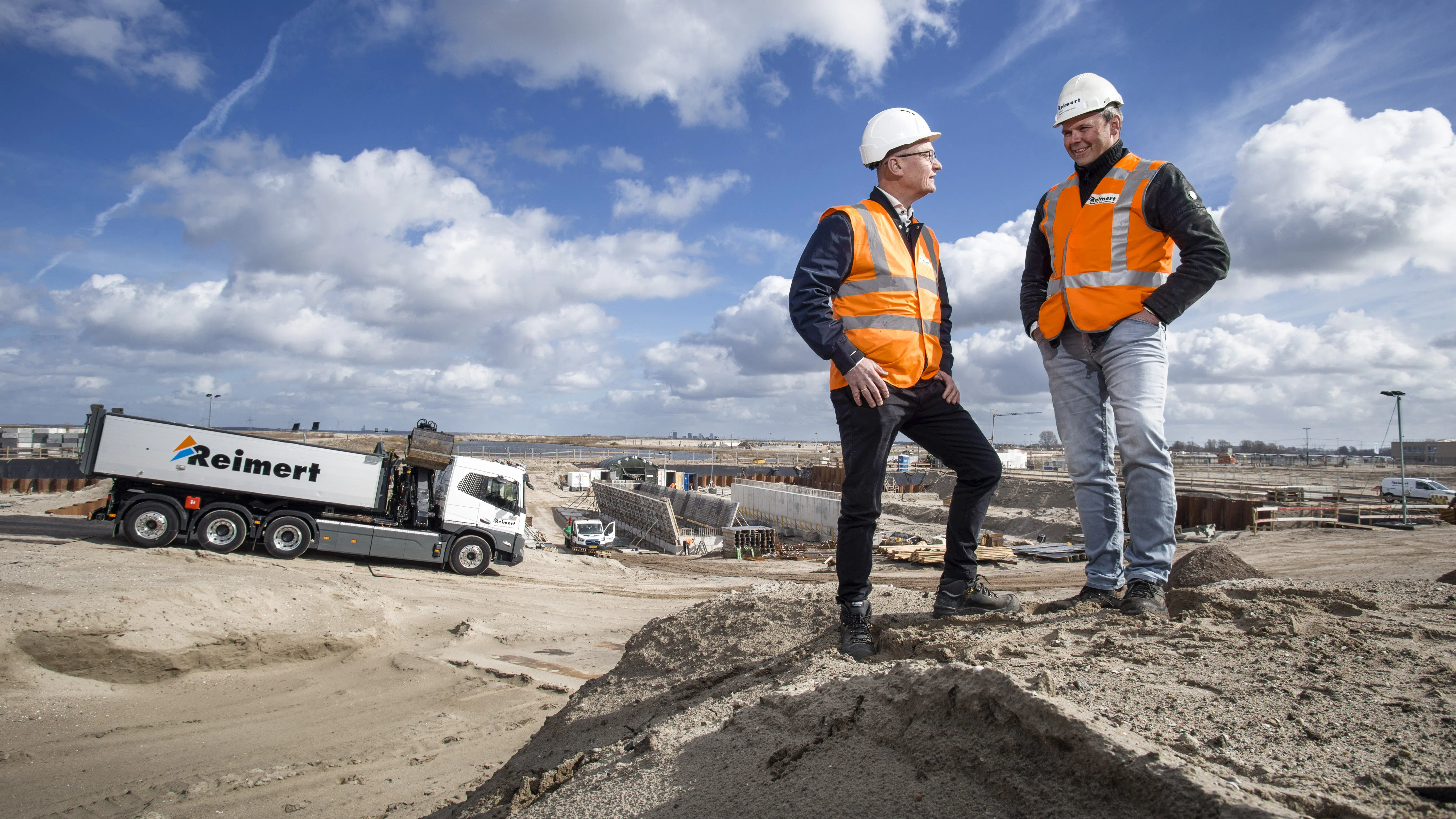 Directeuren Erik Kijlstra en Gerrold Steenbergen van Reimert op de bouwplaats op IJburg. Op dergelijke zonnige dagen kan Reimert zelfvoorzienend zijn, door zonne-energie. Foto: Eran Oppenheimer