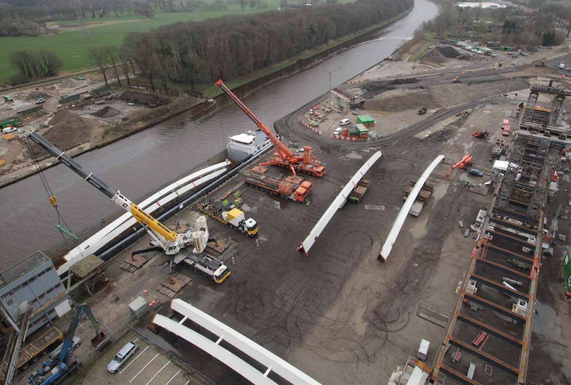 Twee dagen voor het hijsongeval komen de boogdelen met een binnenvaartschip aan in Lochem en worden gelost. Foto: OVV.