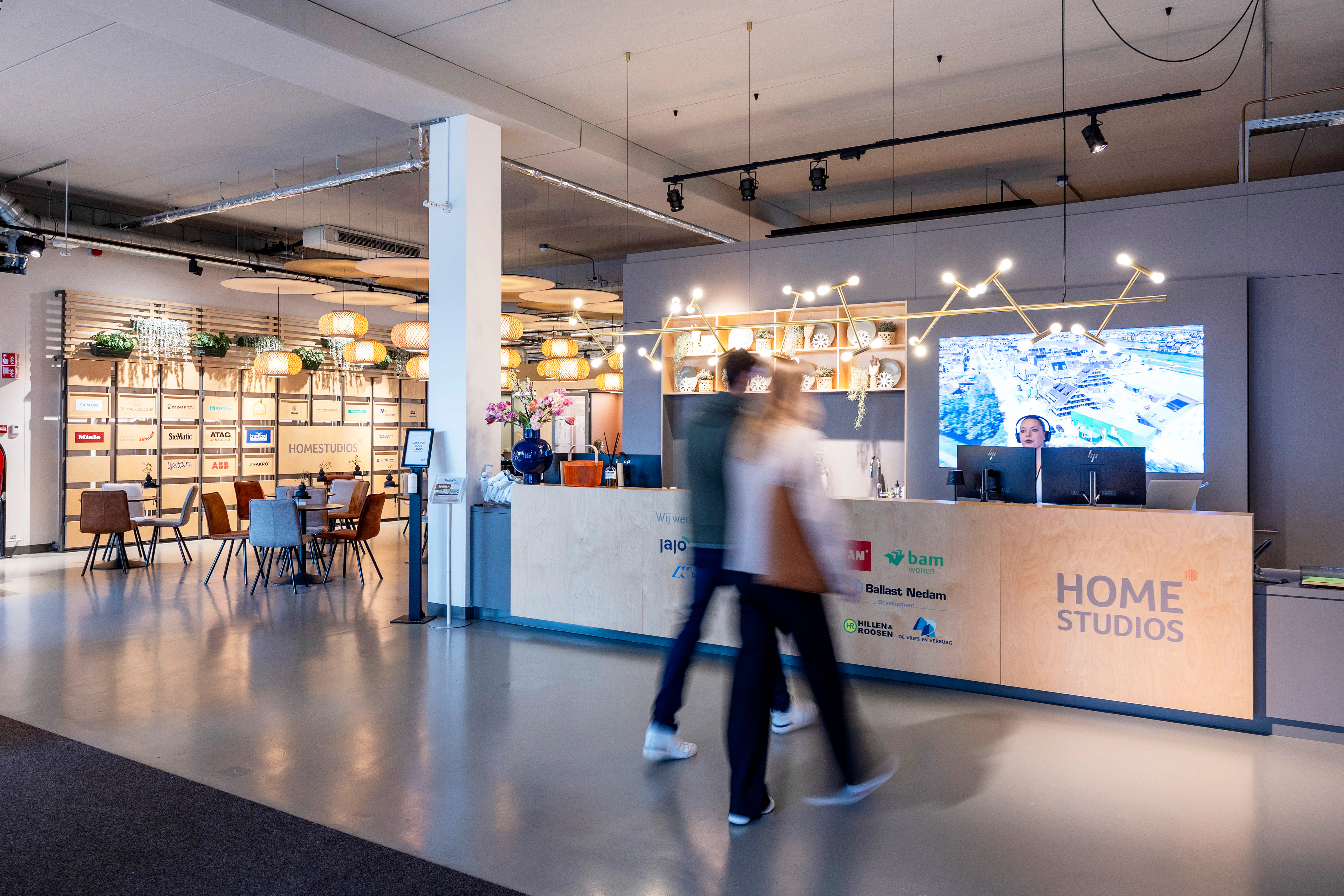 In Utrecht, langs de A2, bevindt zich het innovatieve experience center van Homestudios. Kopers worden er aan de hand meegenomen om hun droomwoning te creëren.