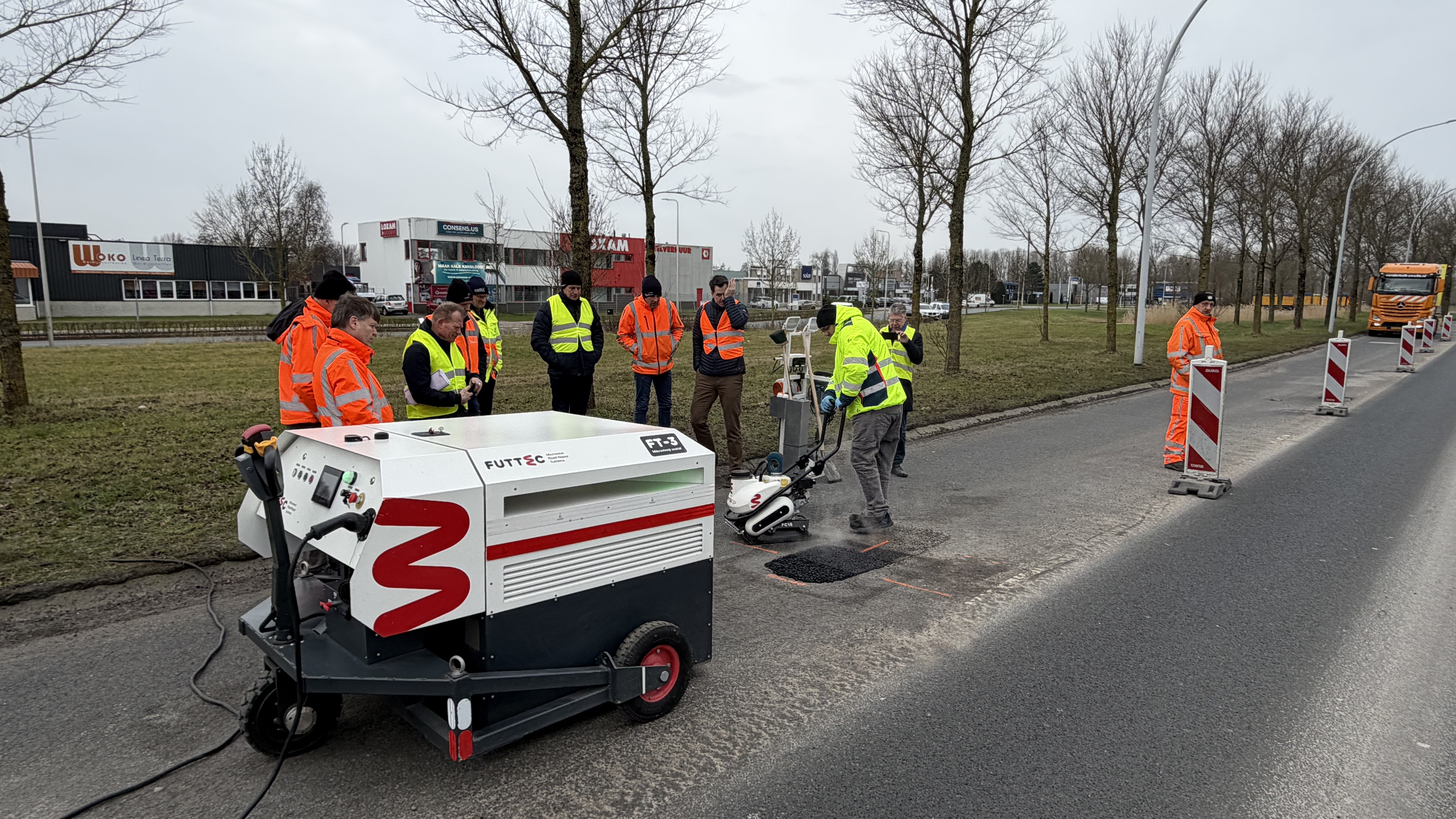 De ‘patcher’ wordt boven het gat geplaatst en via een kabel gevoed door de generator. Beeld: Futtec