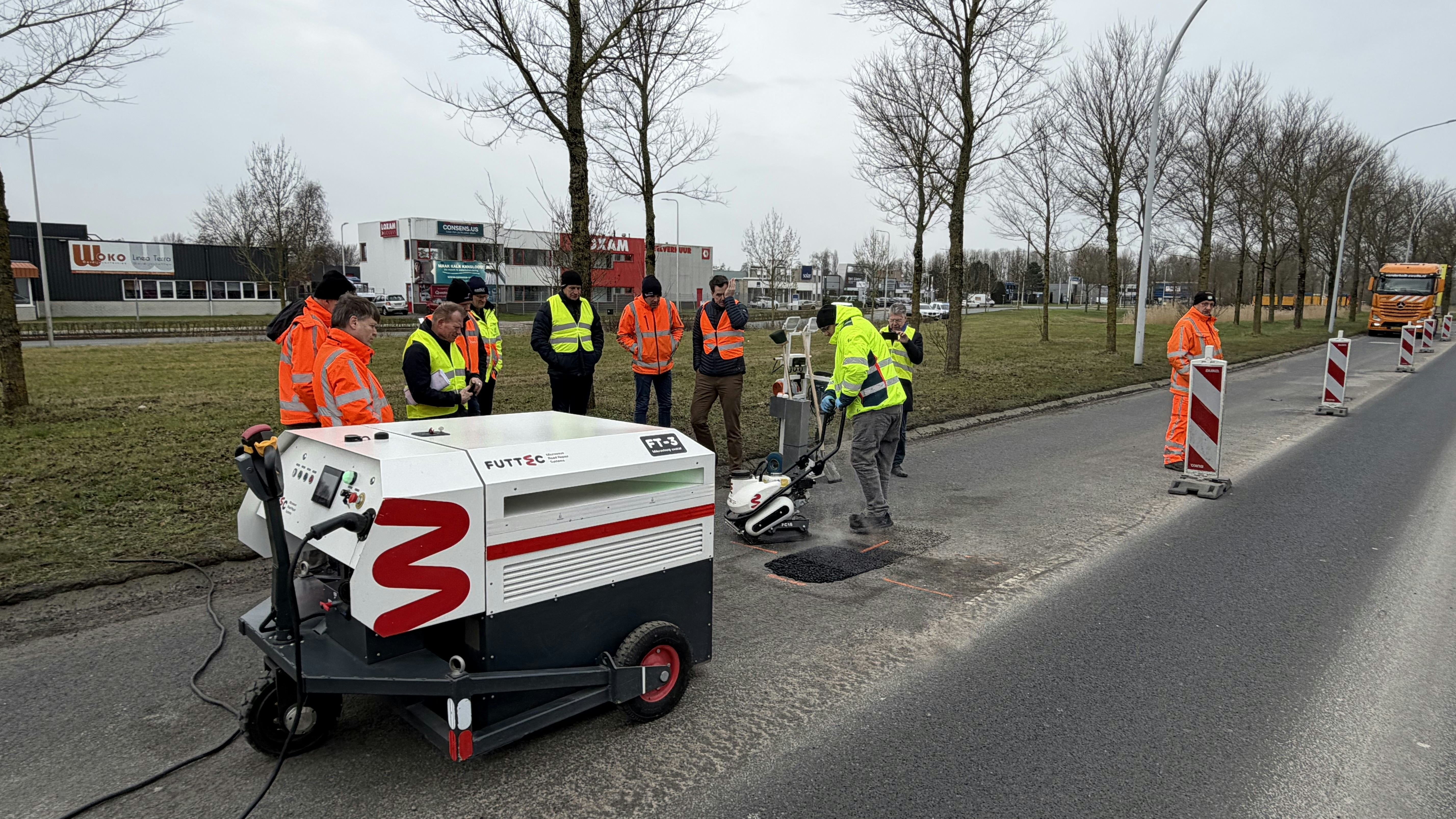De ‘patcher’ wordt boven het gat geplaatst en via een kabel gevoed door de generator. Beeld: Futtec