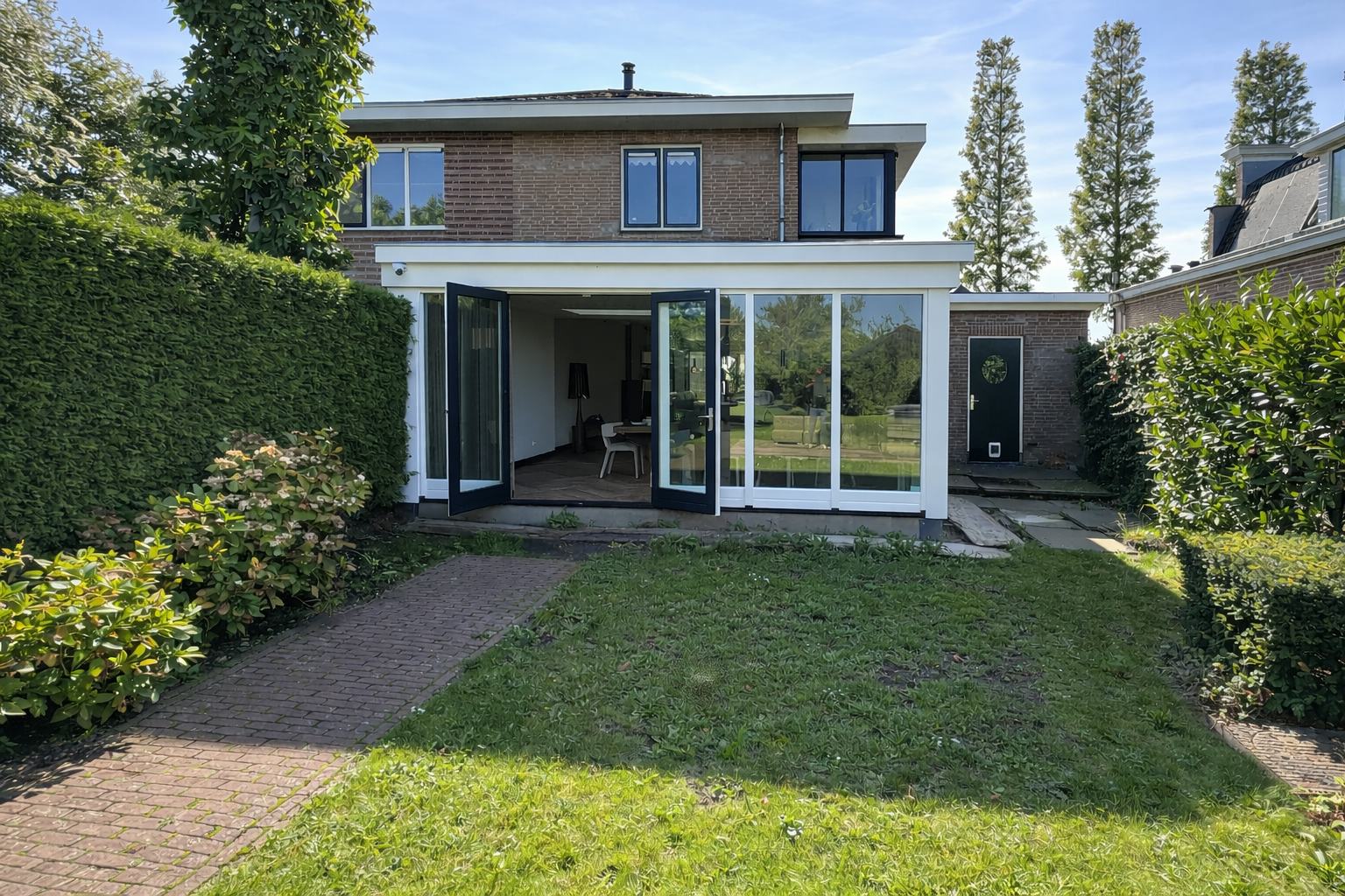 Kamsteegbouw richt zich voornamelijk op aanbouw, dakopbouw en badkamers. Het aannemersbedrijf – vooral actief in de regio Rotterdam - doet voornamelijk verbouwingen bij particulieren, inclusief complete woningrenovaties.