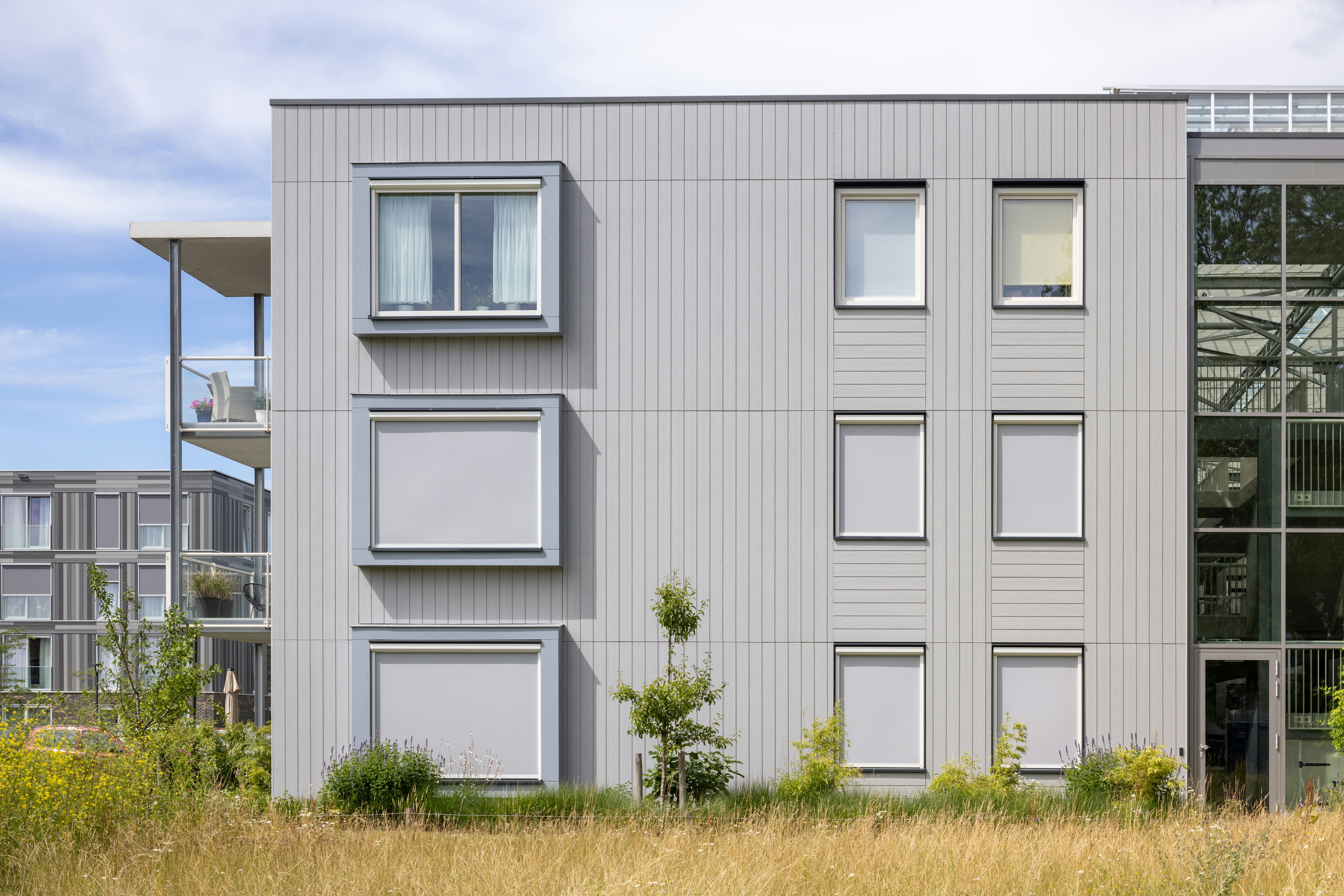 Woonwijk Noordertuin te Monster met Cedral Wood gevelstroken, horizontaal overlappend en verticaal alternerend geplaatst.