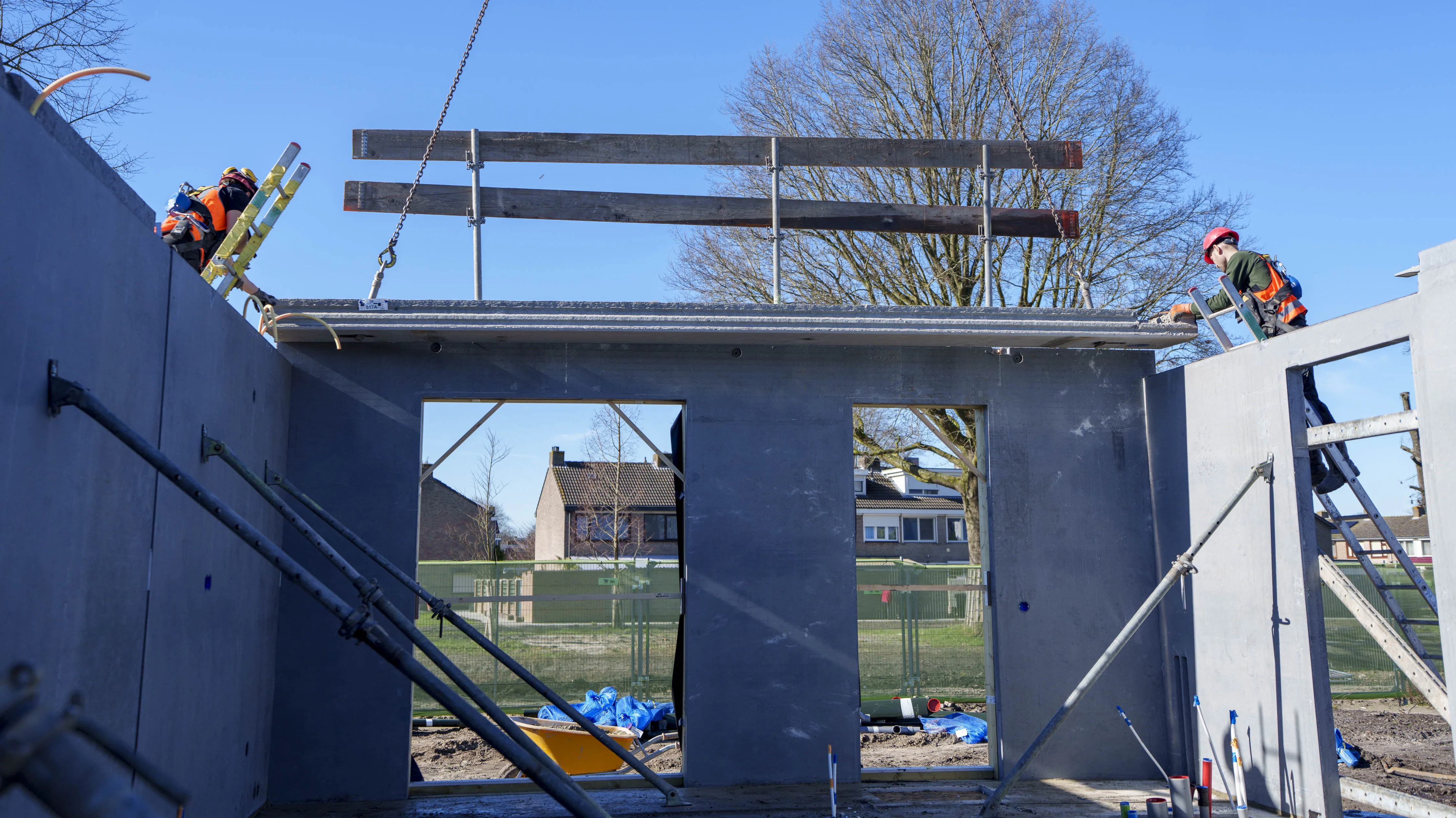 In het project Beekhof in Roosendaal worden de casco's gebouwd met portlandcementvrije kanaalplaten. Foto: TBI