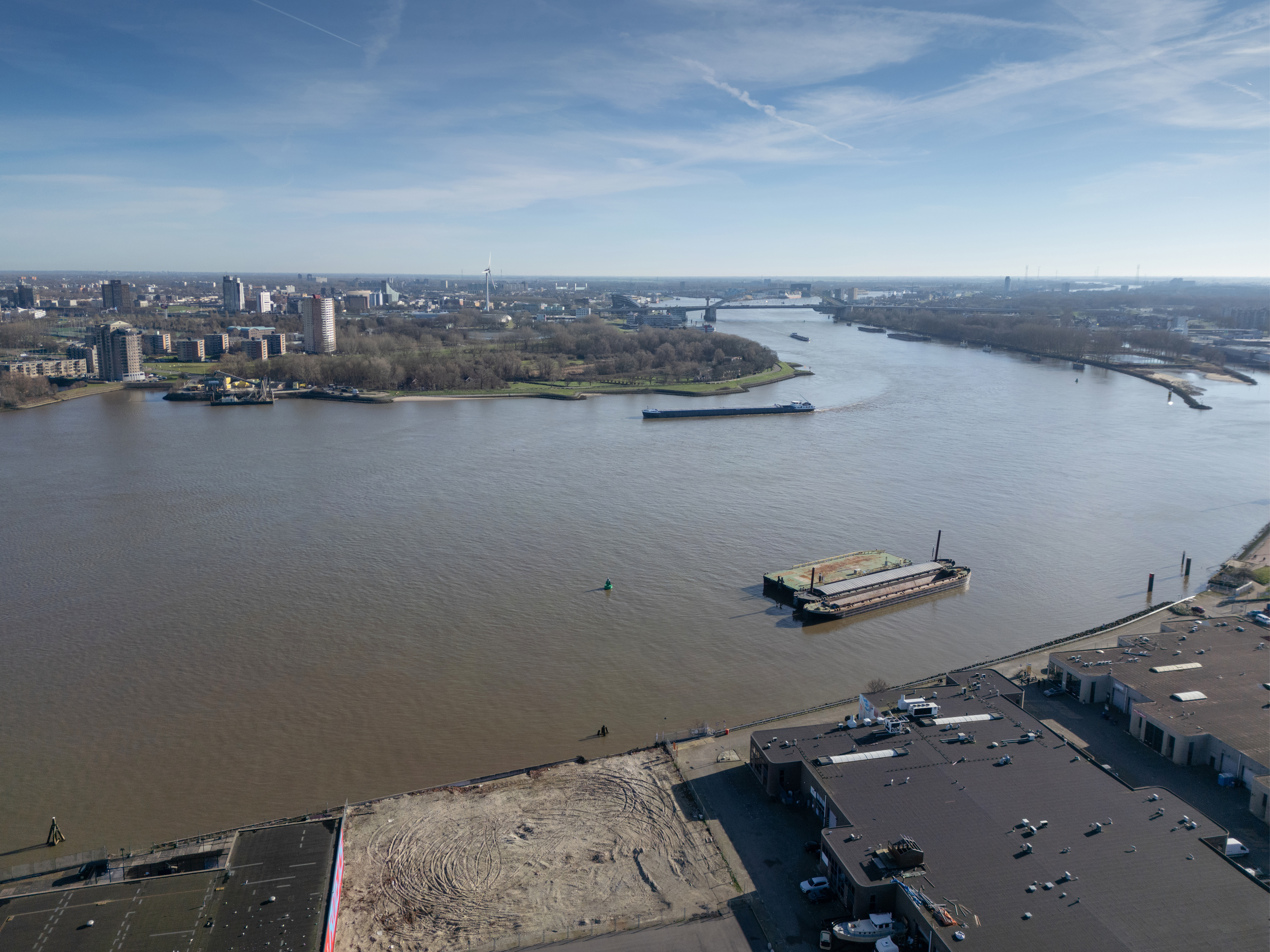 De nieuwe brug in Rotterdam zou Feijenoord met Kralingen moeten verbinden. Foto: Frank Hanswijk