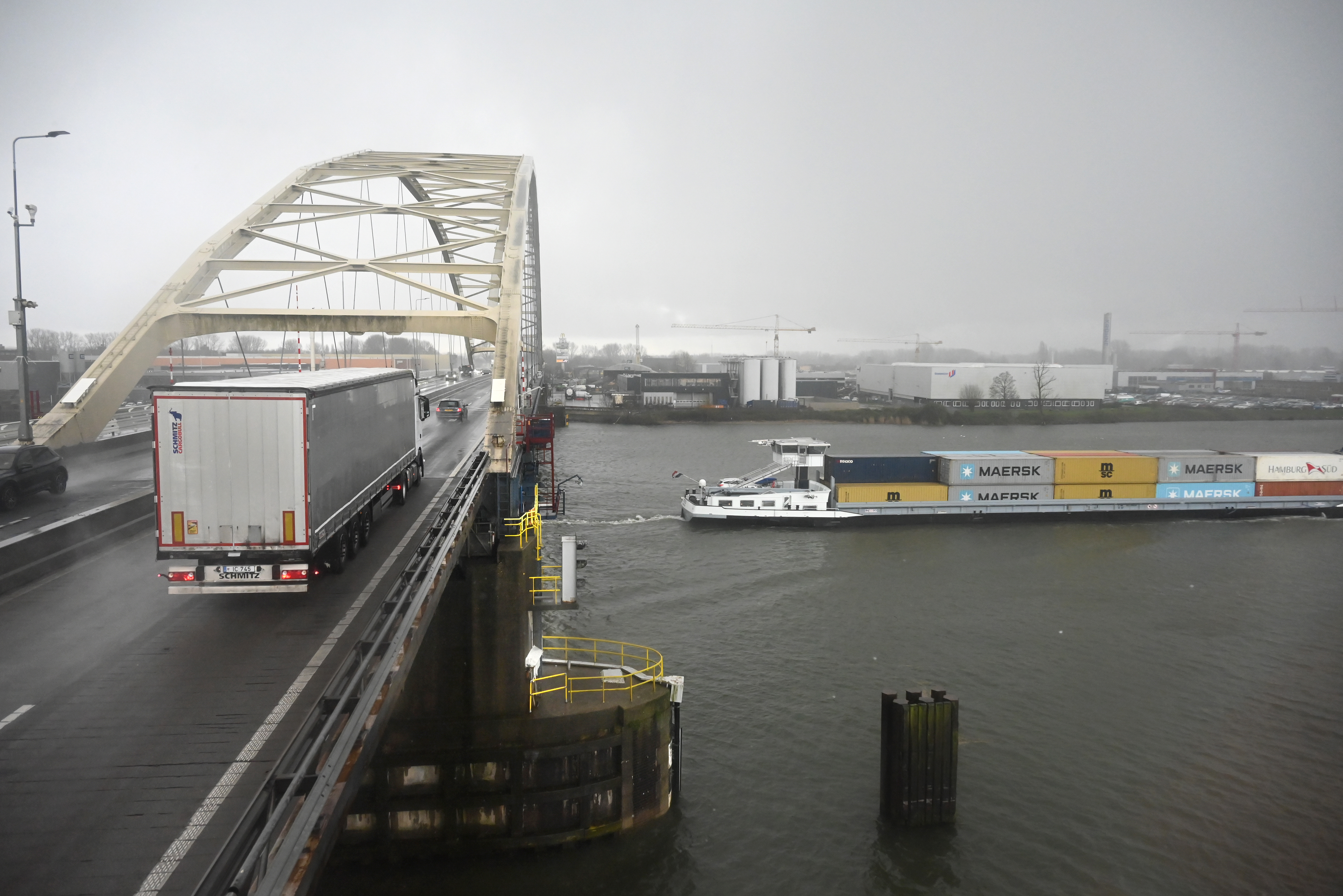 De Papendrechtsebrug gaat jaarlijks 960 keer open. Foto's Ries van Wendel de Joode