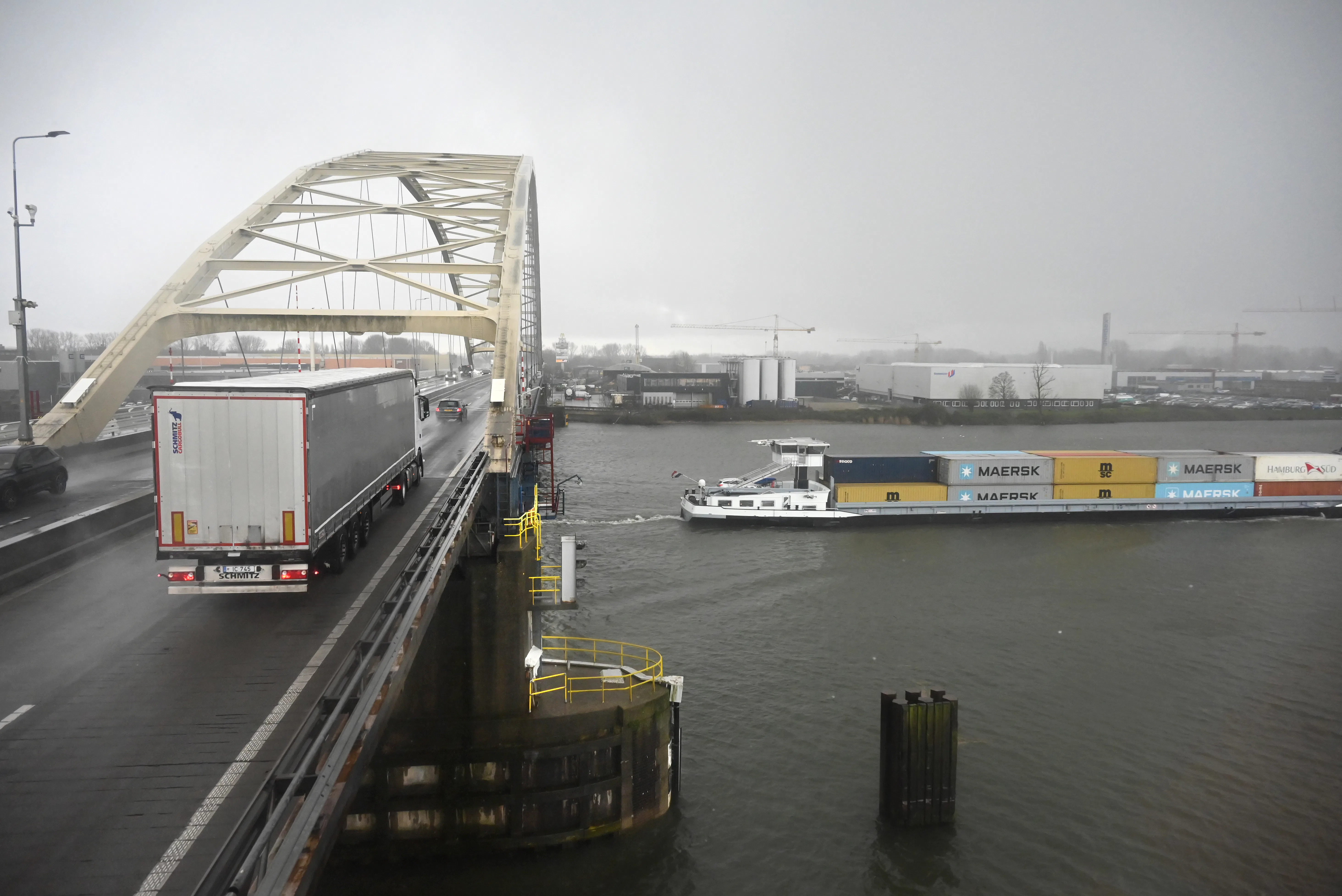De Papendrechtsebrug gaat jaarlijks 960 keer open. Foto's Ries van Wendel de Joode