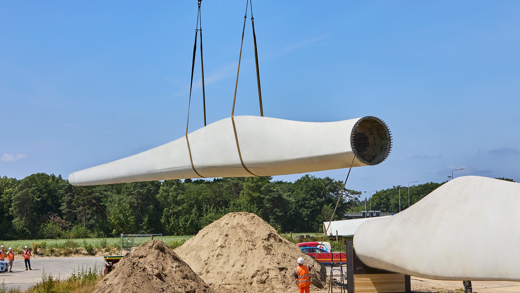 Het installeren van de Blade Barrier aan het innovatieterrein aan de A58/ foto: Rijkswaterstaat