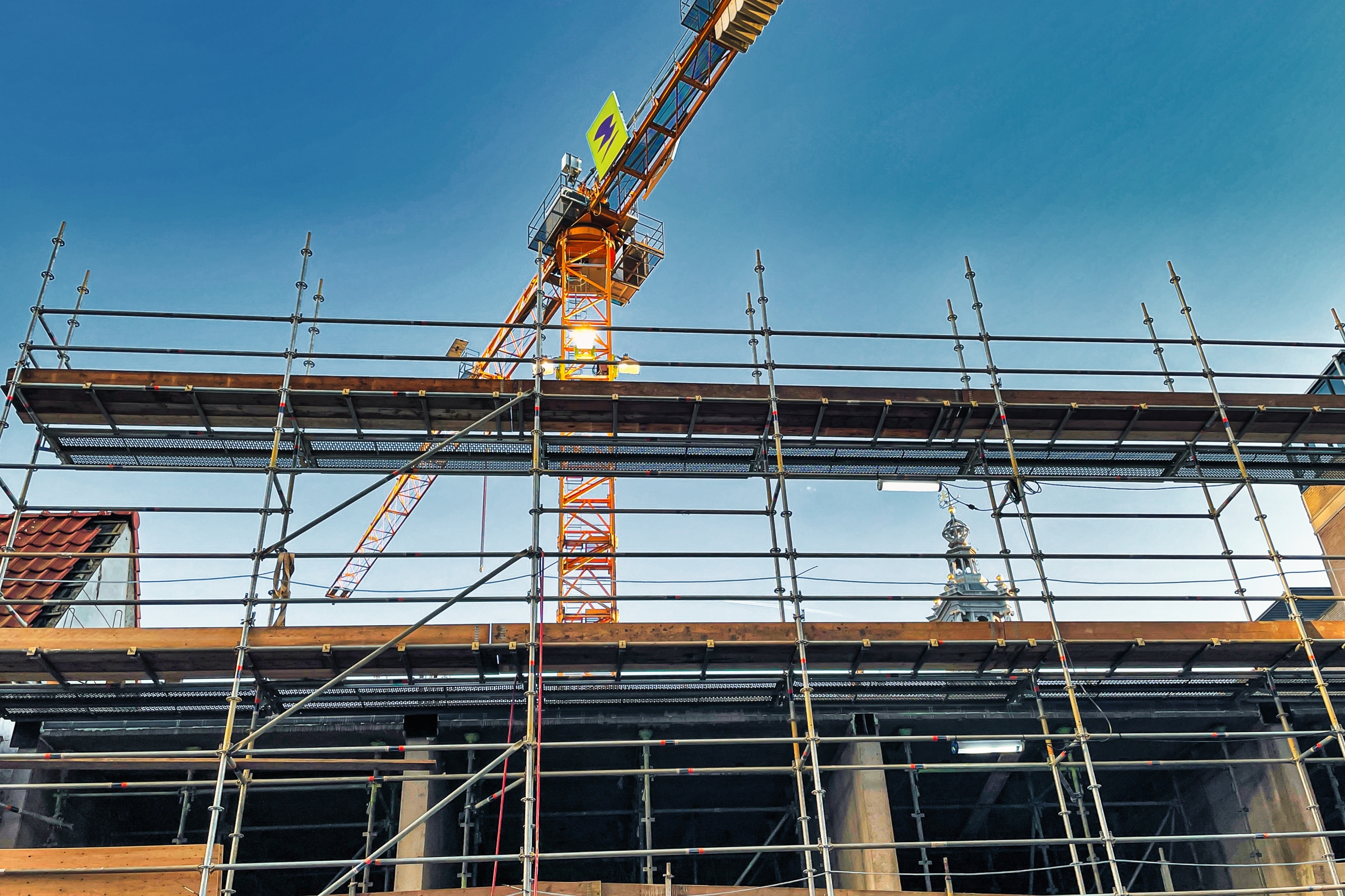 De netbeheerders moeten keuzes maken bij de verdeling van de schaarse ruimte. Ze houden nu nog capaciteit vrij voor 'kleinverbruikers' (zoals huizen), maar vanaf 1 juli worden aanvragen van klein- en grootverbruikers op dezelfde manier behandeld via het prioriteringskader van de Autoriteit Consument & Markt (ACM). Foto: Shutterstock