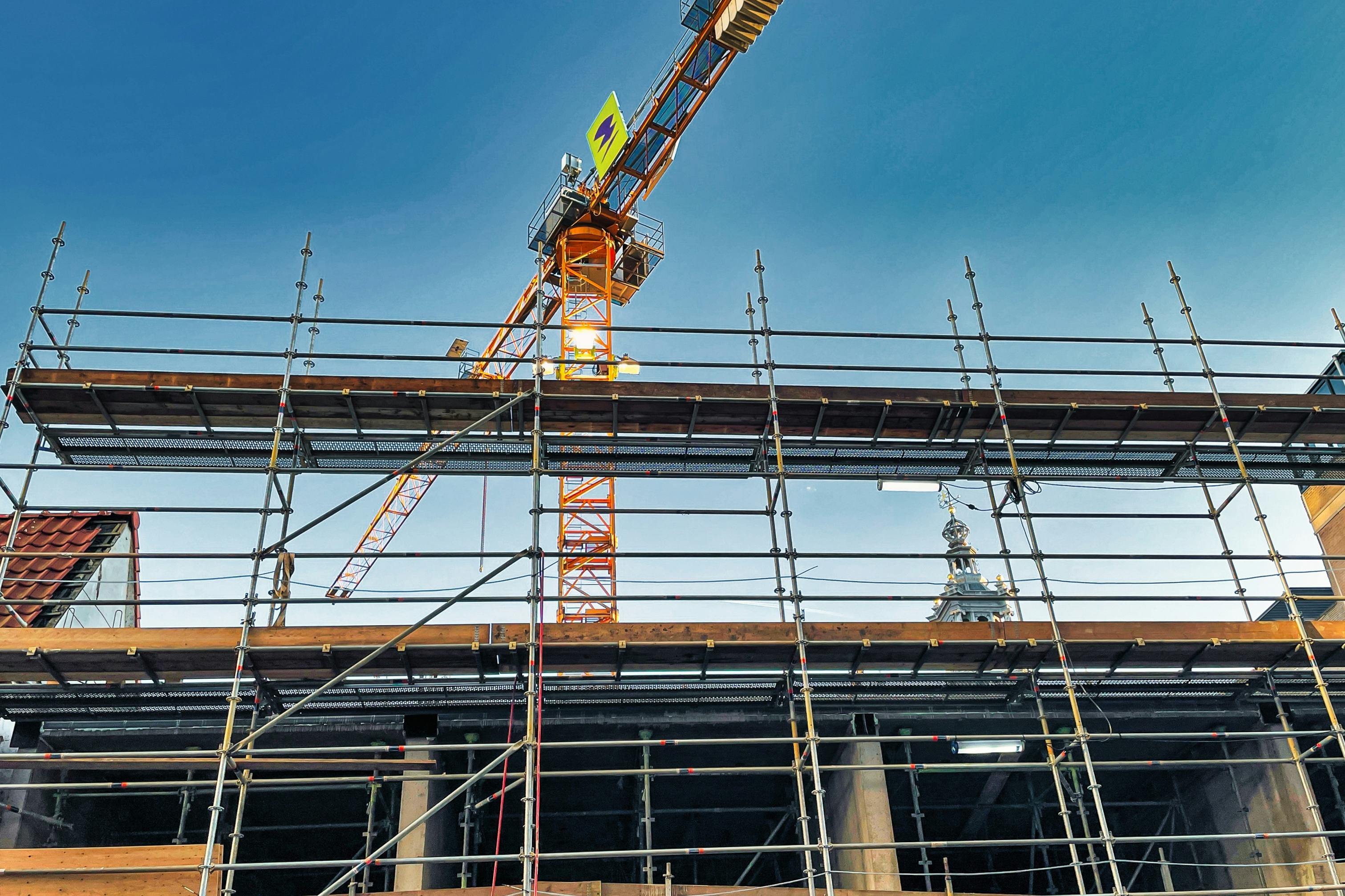 De netbeheerders moeten keuzes maken bij de verdeling van de schaarse ruimte. Ze houden nu nog capaciteit vrij voor 'kleinverbruikers' (zoals huizen), maar vanaf 1 juli worden aanvragen van klein- en grootverbruikers op dezelfde manier behandeld via het prioriteringskader van de Autoriteit Consument & Markt (ACM). Foto: Shutterstock