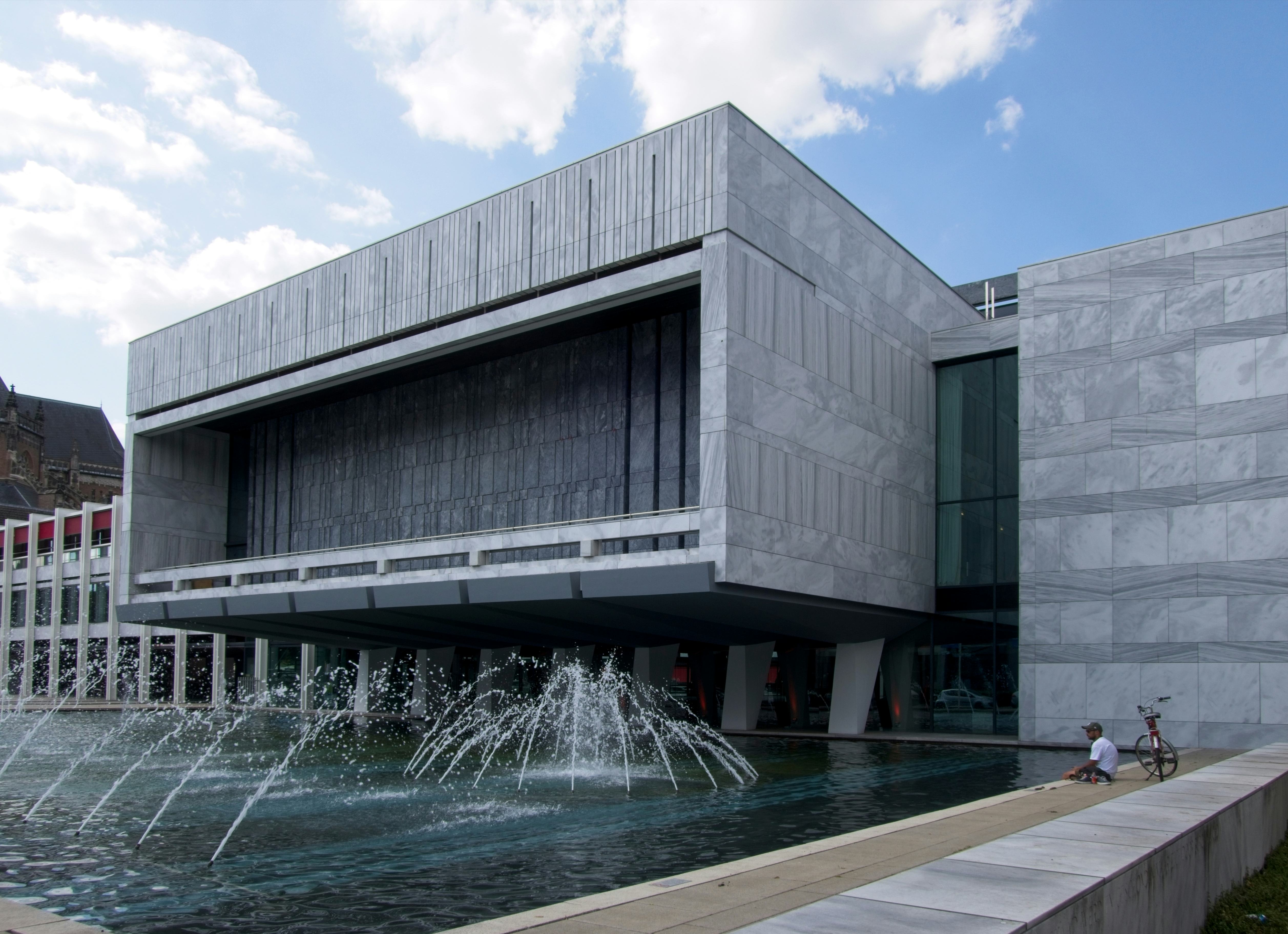 Het gemeentehuis in Arnhem met marmeren gevelpanelen. Eind jaren negentig moesten de panelen vervangen worden omdat ze vervormd waren. Foto: Shutterstock 