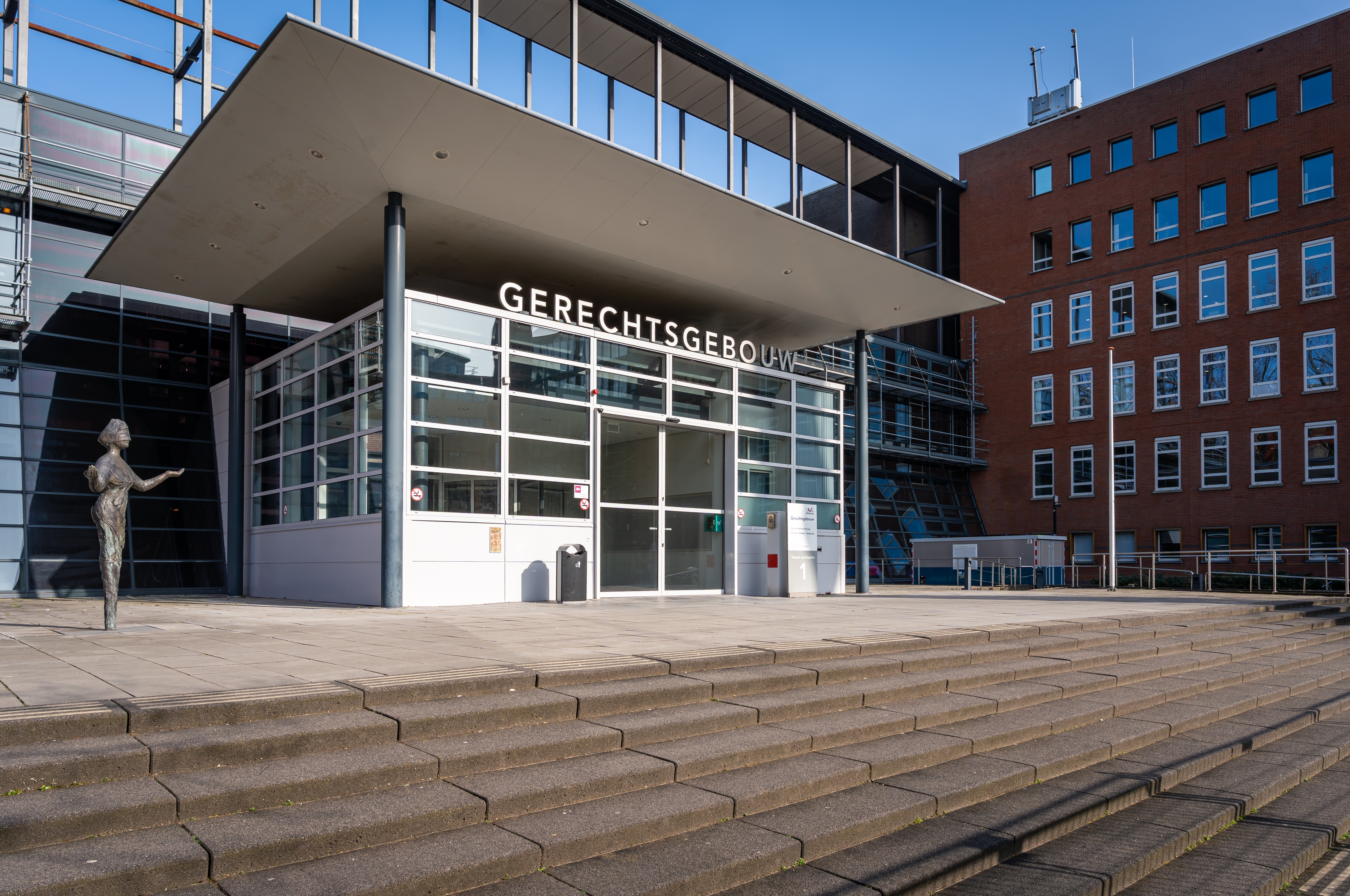 Volgens de officier van justitie heeft de verdachte in verhoren gesuggereerd dat de slachtoffers zijn tijdelijke afvoerconstructie hebben weggehaald.