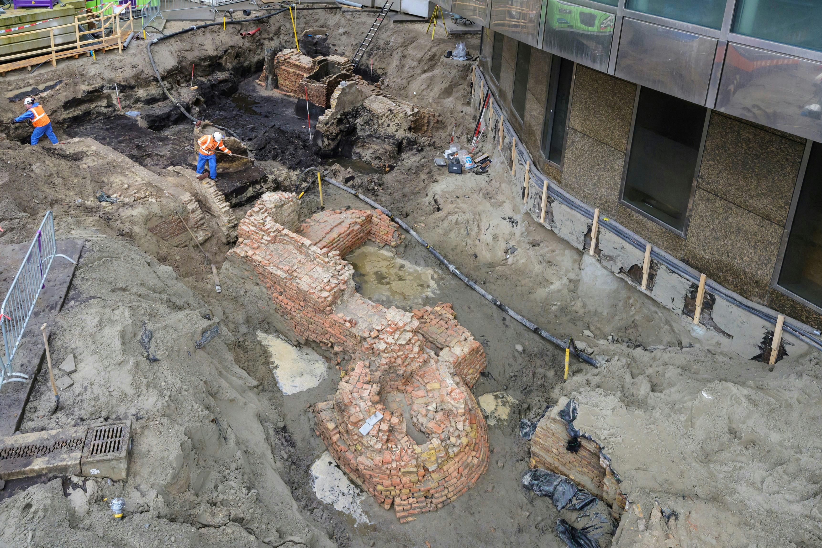 Archeologen van de gemeente Den Haag leggen de fundamenten bloot van de oude Spuipoort die eeuwenlang toegang gaf tot het Binnenhof. Foto: RVB.