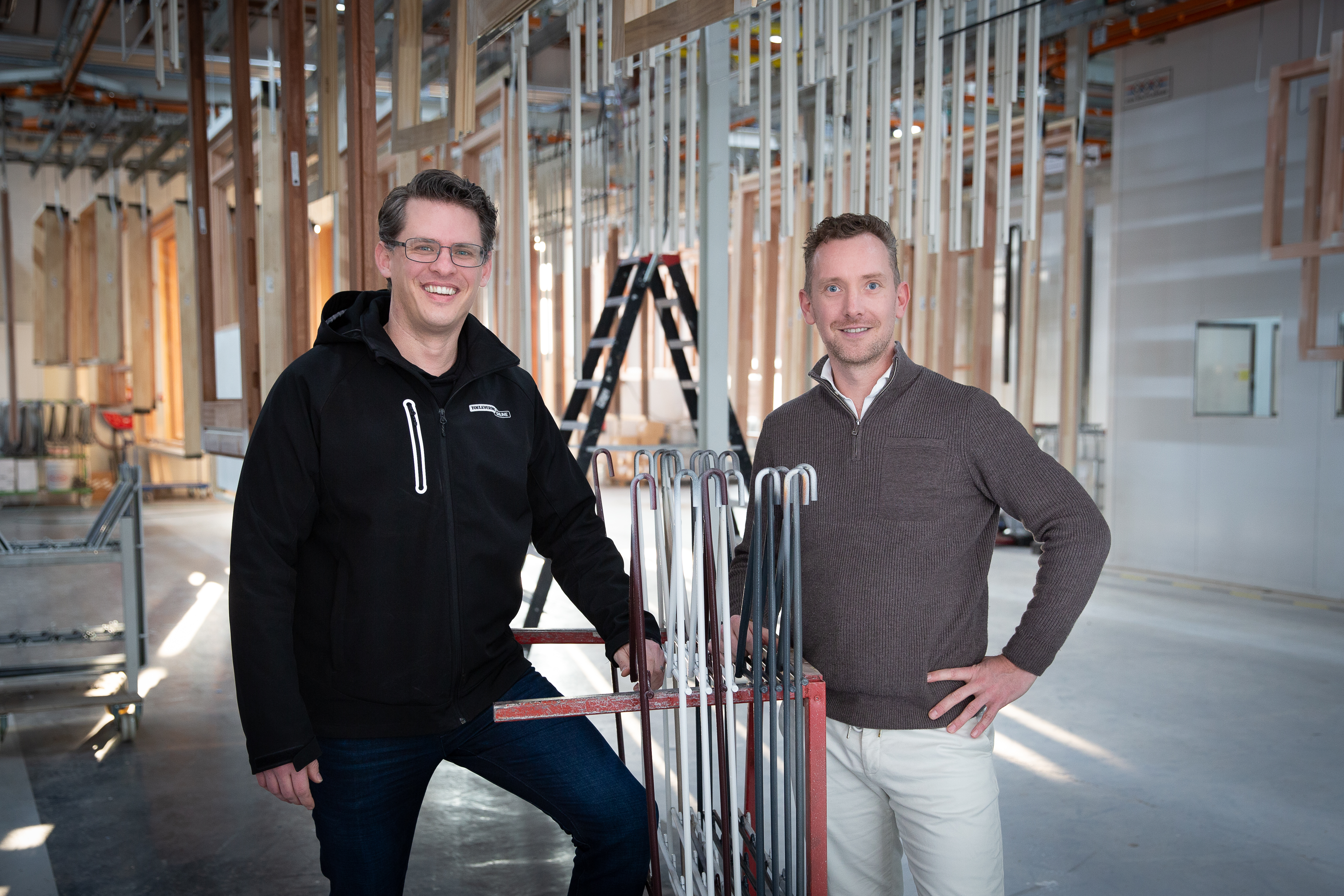 Daan Bol, directeur Toelevering Online (links), en Nicky Tuink, directeur Nijhuis Toelevering: samen bouwen aan een digitale, betrouwbare kozijnketen.