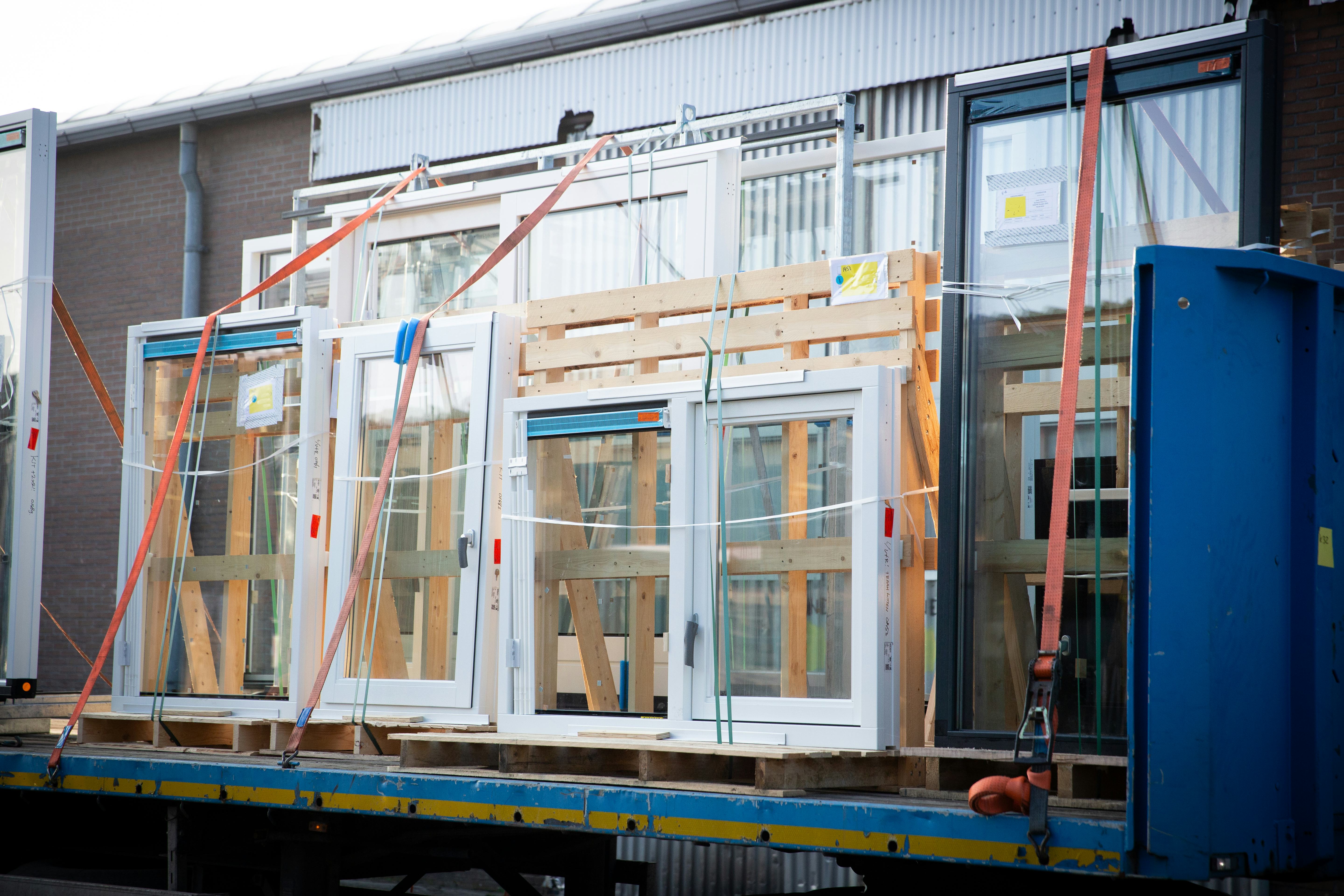 Kozijnen van Toelevering Online, gecontroleerd en klaar voor transport: kwaliteit en leverbetrouwbaarheid tot op de bouwplaats.