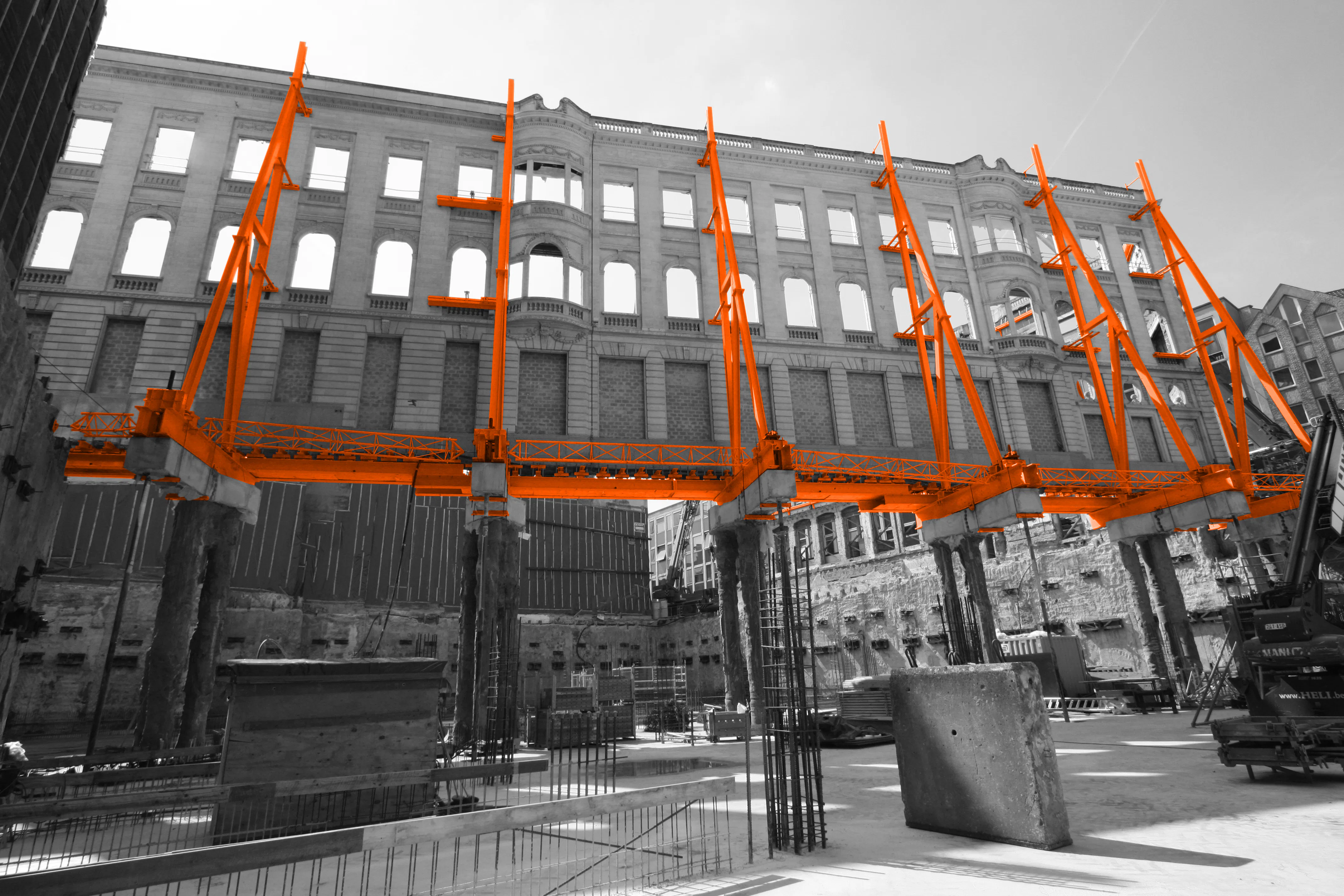 In Gent liet Fyx een gevel tien meter boven de keldervloer ‘zweven’, om plaats te maken voor een parkeer
garage van drie verdiepingen.