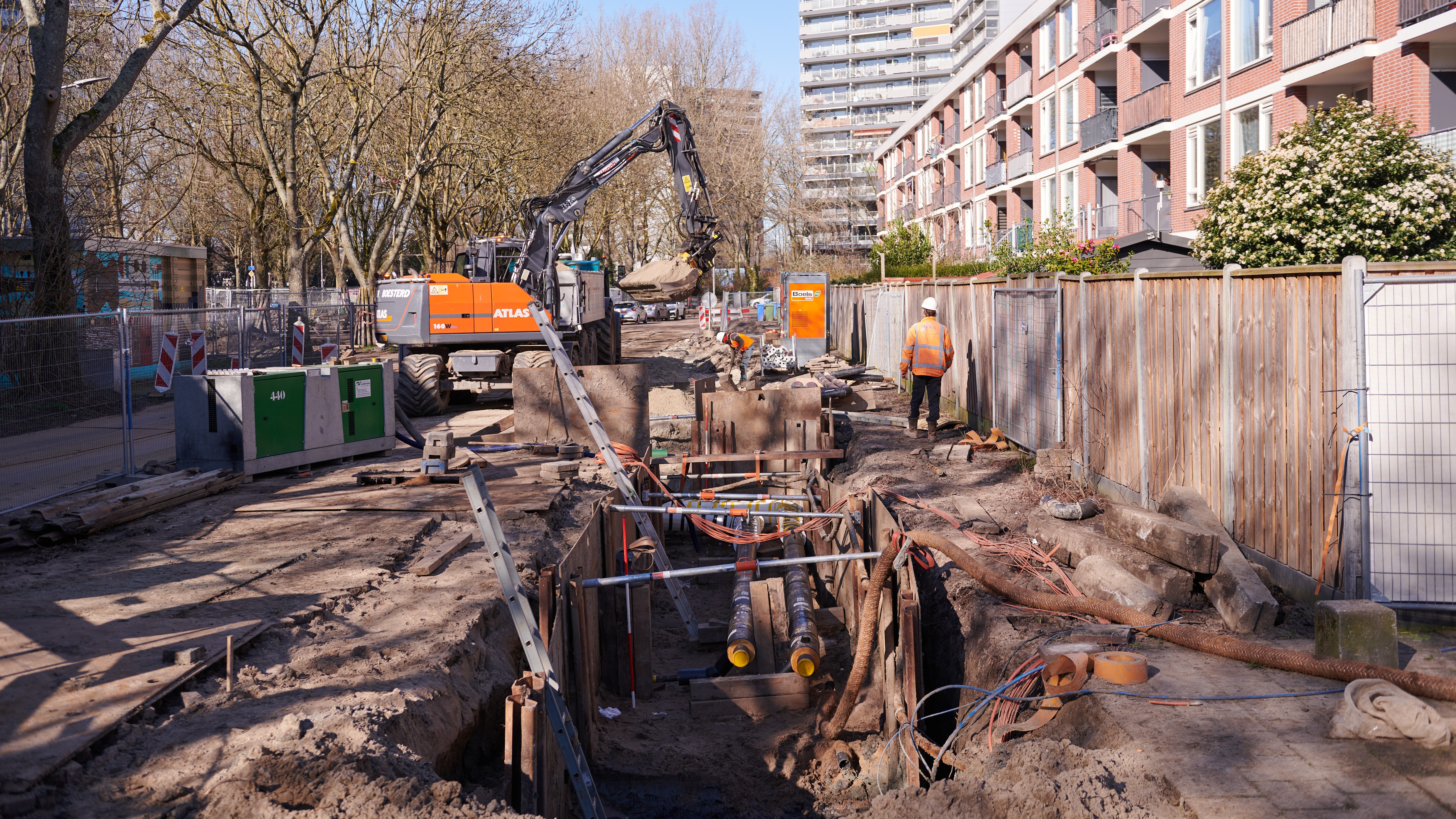 In de Sweelinckstraat in Delft wordt een warmtenet aangelegd. Foto: Sander van den Bosch / Gemeente Delft
