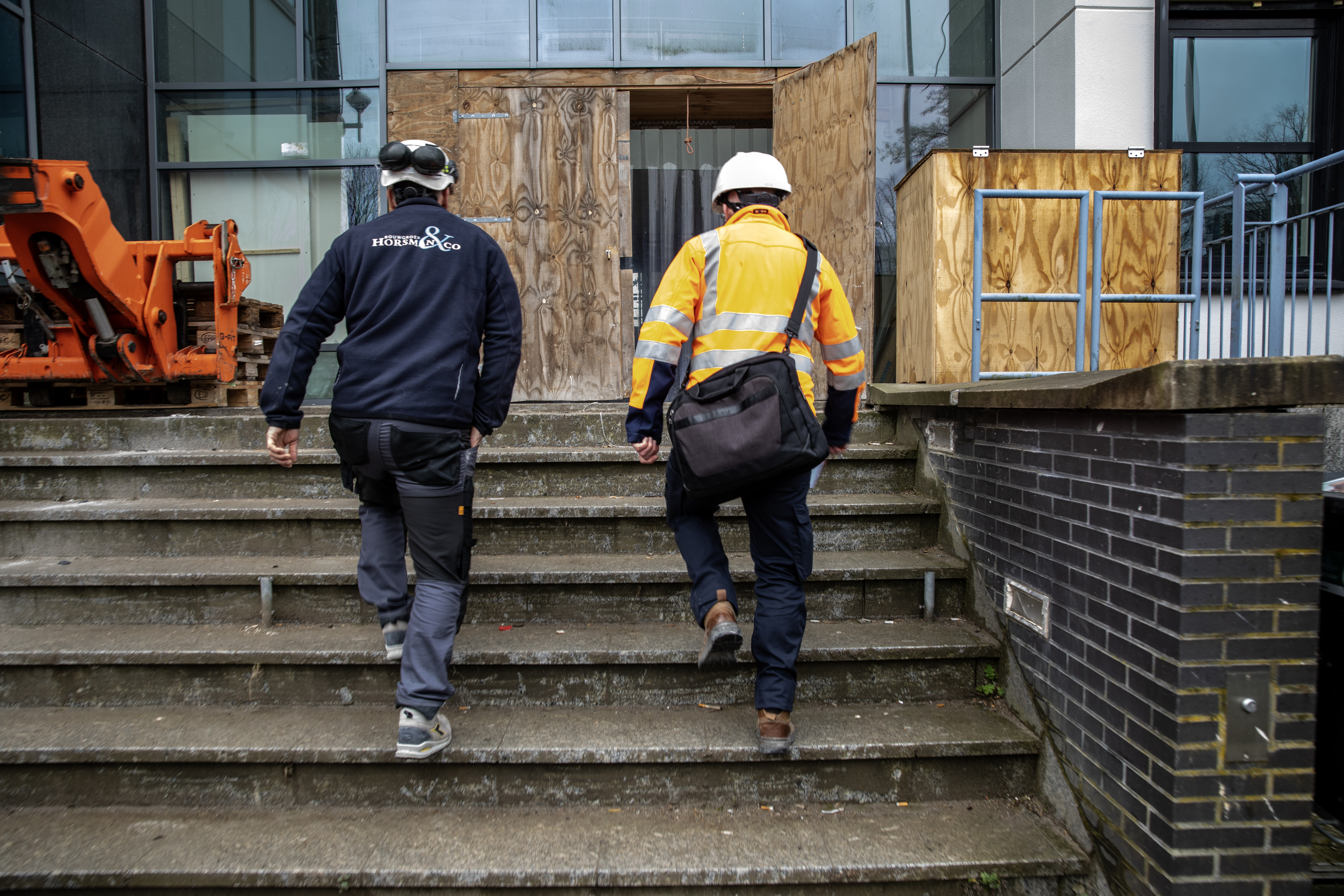 Arbeidsinspecteur Ron Van Gaans (r.) bezoekt een project in Rijswijk waar een kantoorpand wordt getransformeerd tot een wooncomplex. Foto: Suzanne van de Kerk