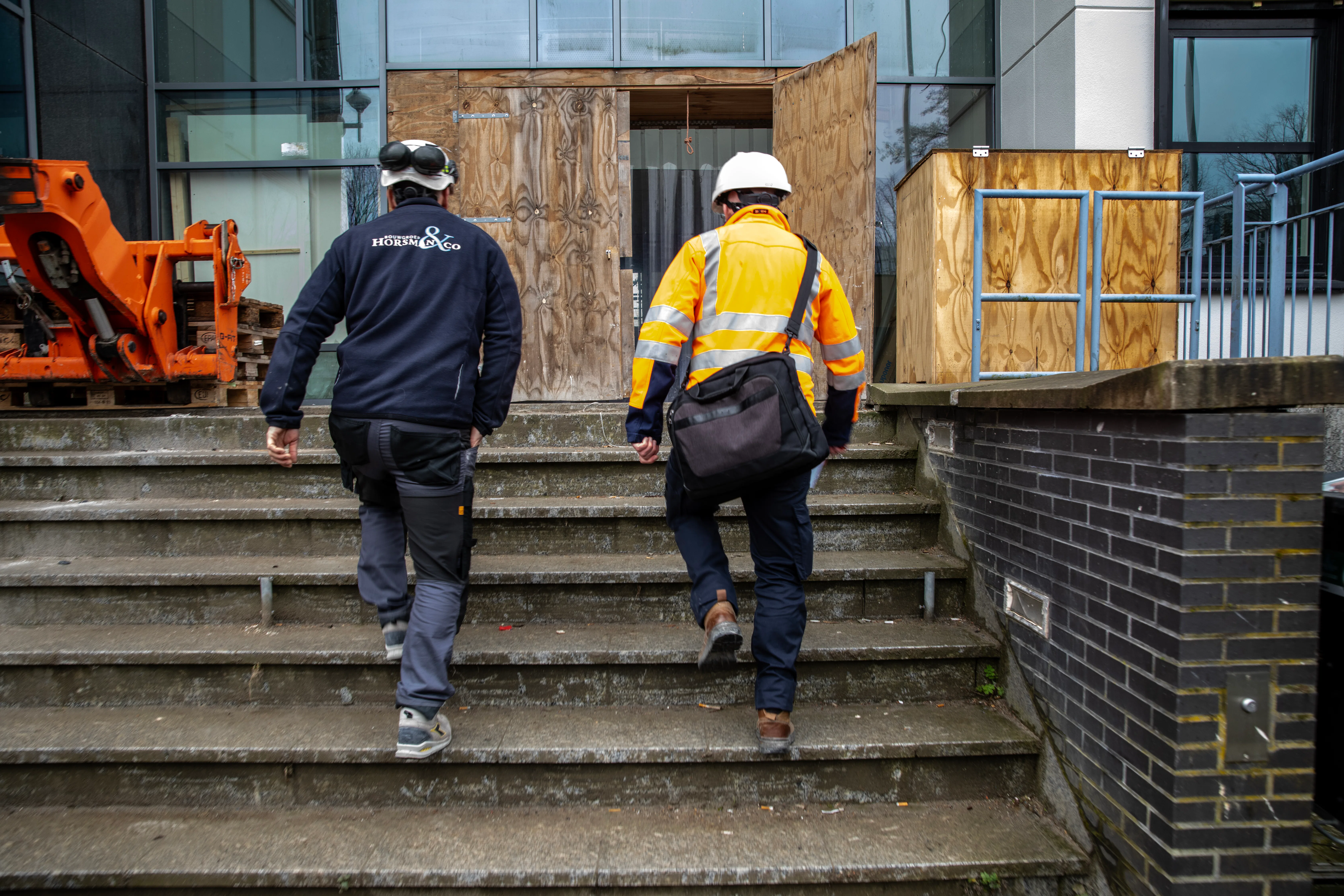 Arbeidsinspecteur Ron Van Gaans (r.) bezoekt een project in Rijswijk waar een kantoorpand wordt getransformeerd tot een wooncomplex. Foto: Suzanne van de Kerk
