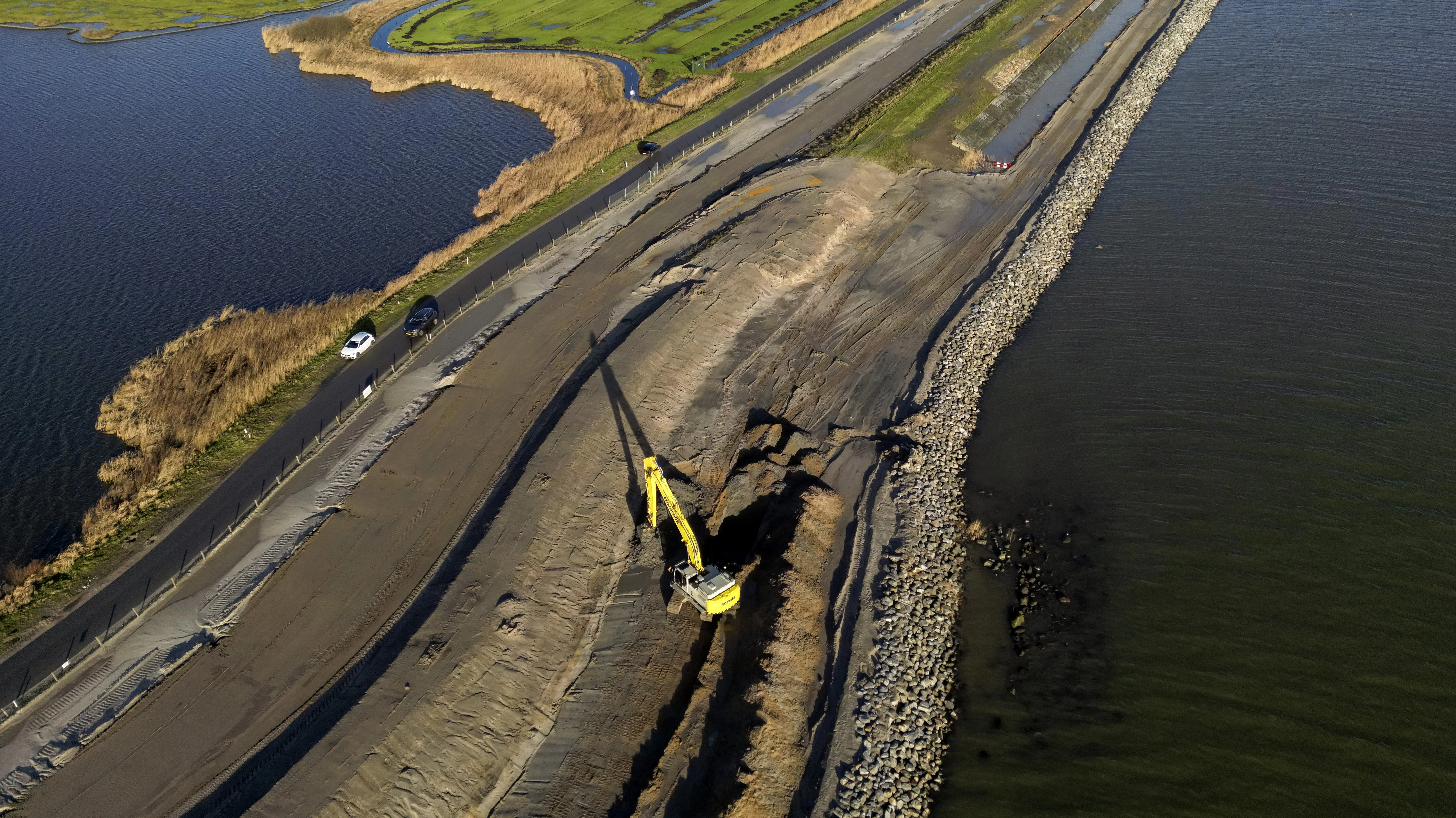 Bij Durgerdam wordt door De Alliantie Markermeerdijken, een samenwerking tussen Hoogheemraadschap Hollands Noorderkwartier (HHNK) en het bouwconsortium bestaande uit Boskalis en VolkerWessels, gewerkt aan dijkversterking. Foto: ANP