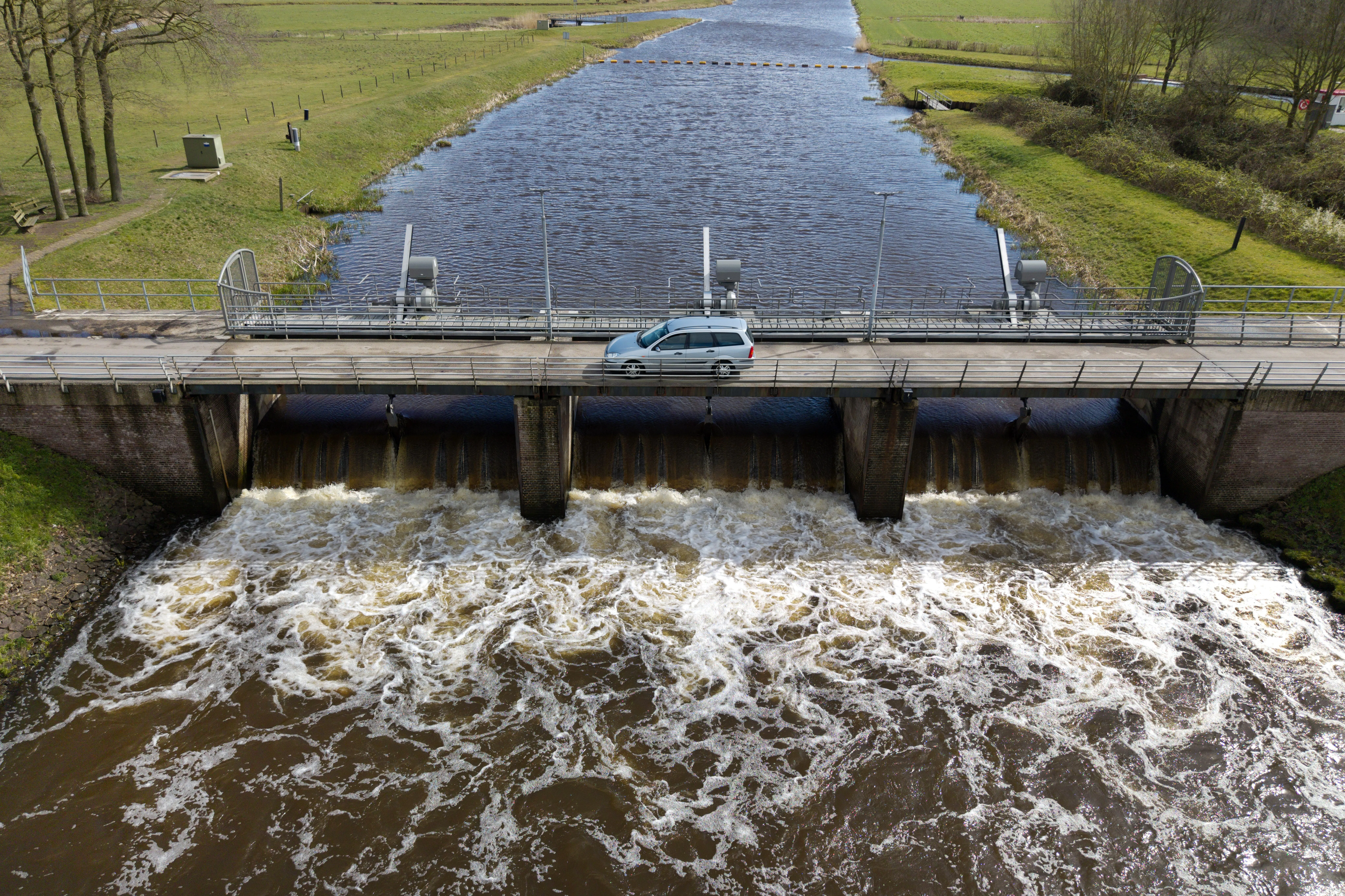 De stuw in Junne maakt deel uit van de vergunning. Het is een stuw in de rivier de Vecht in de gemeente Ommen. Foto ANP