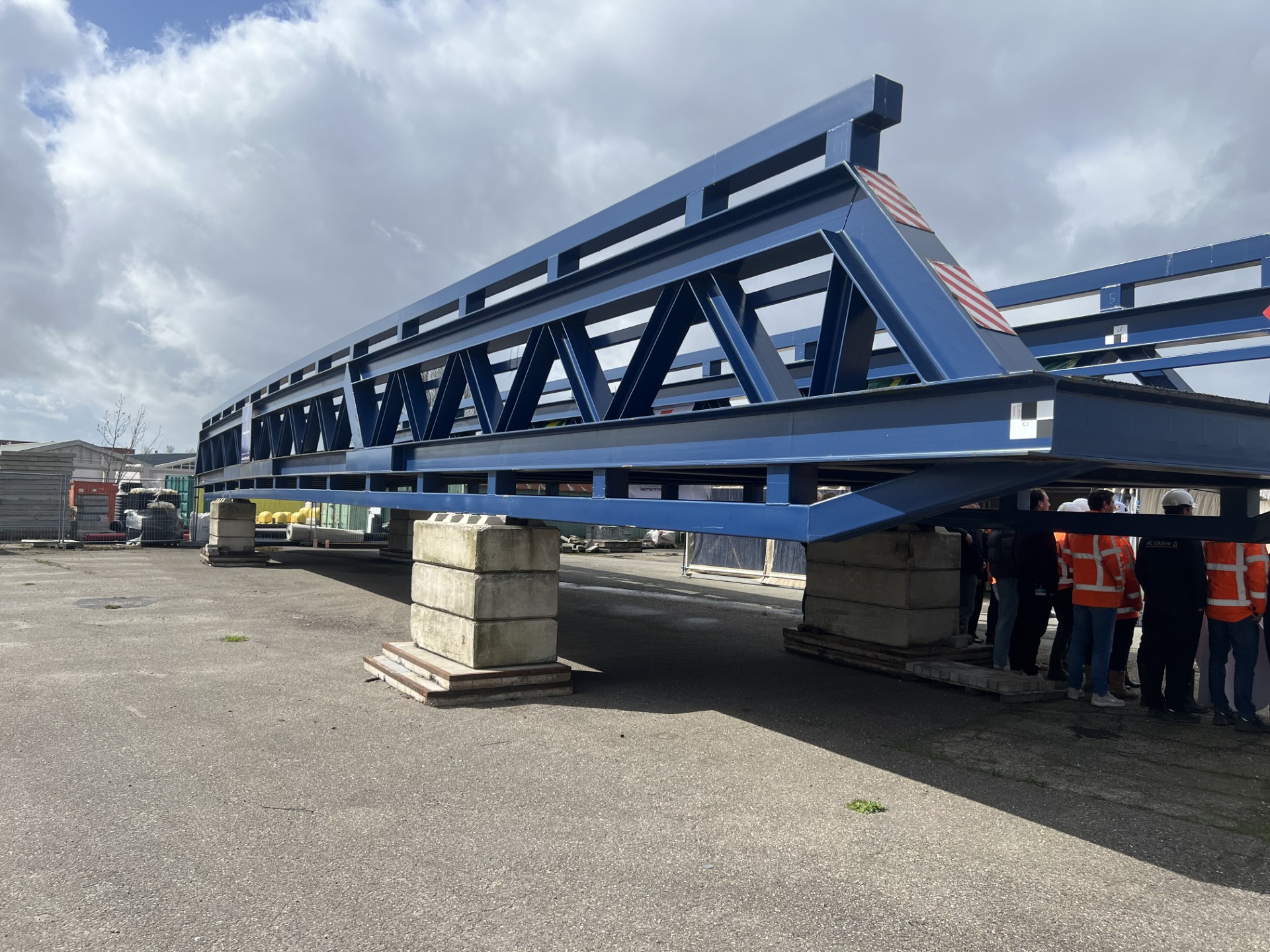 Na een laatste stop bij Braspenning voor het aanbrengen van een nieuwe, groene coating, zal de afgeslankte brug bij Abbenes dienstdoen als fietsbrug over de Haarlemmermeerse Hoofdvaart. 