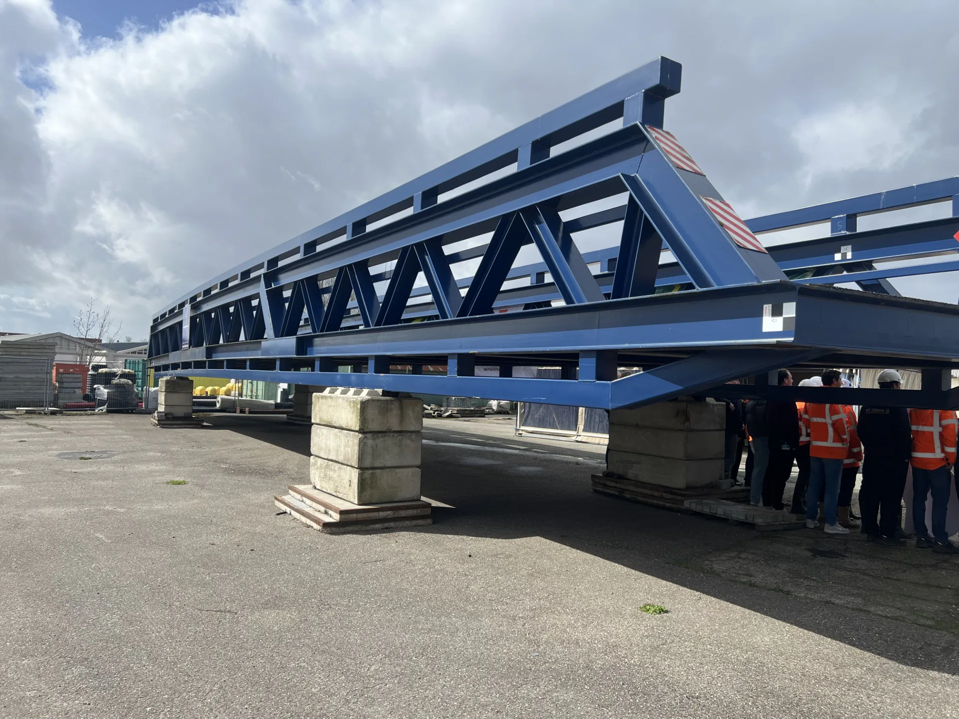 Na een laatste stop bij Braspenning voor het aanbrengen van een nieuwe, groene coating, zal de afgeslankte brug bij Abbenes dienstdoen als fietsbrug over de Haarlemmermeerse Hoofdvaart.