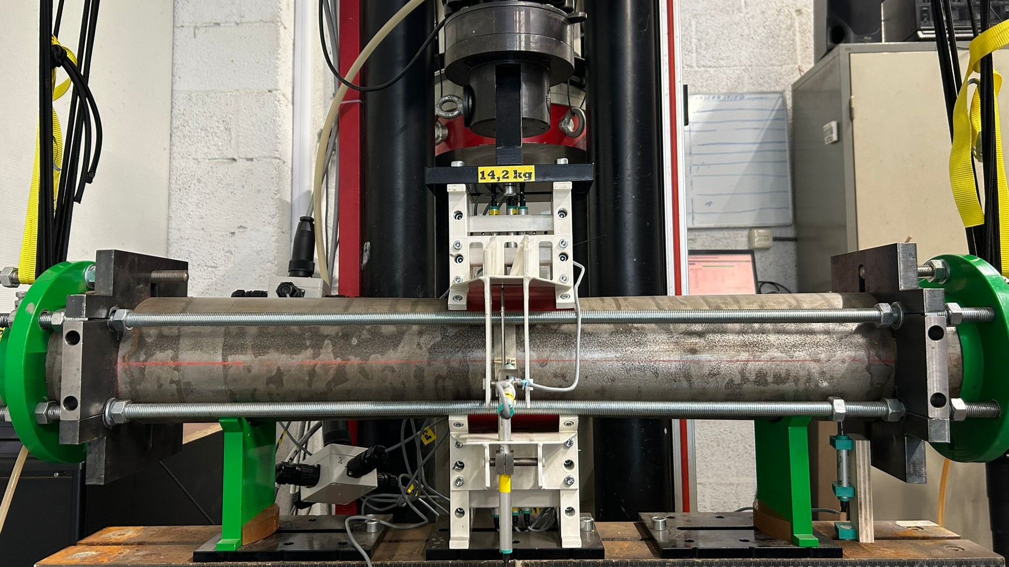 Testopstelling van een kademuur-buispaal in het laboratorium van de gemeentelijke Veldmeetdienst en Laboratoriumgroep (VLG). Foto: Camille Habets