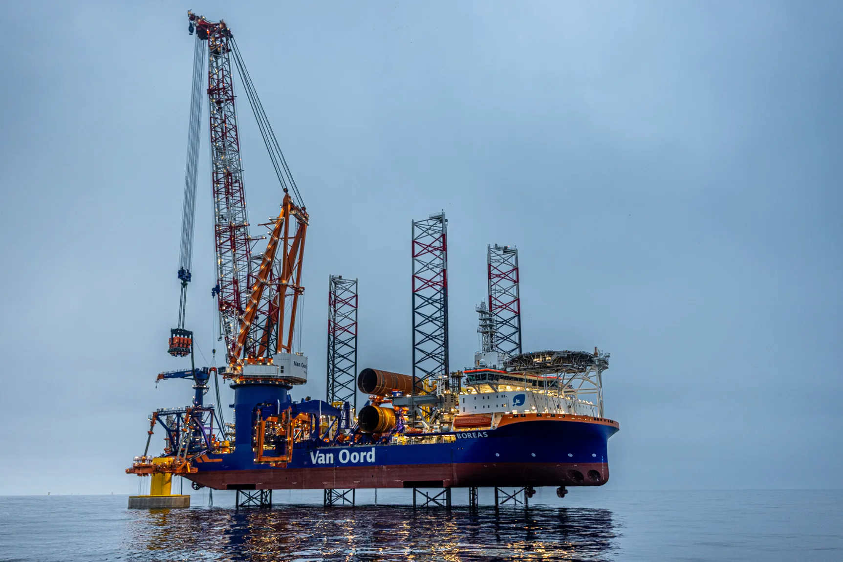 Voor de installatie van de 52 turbines van Ecowende zet Van Oord het hagelnieuwe installatieschip Boreas in., Foto: Van Oord.